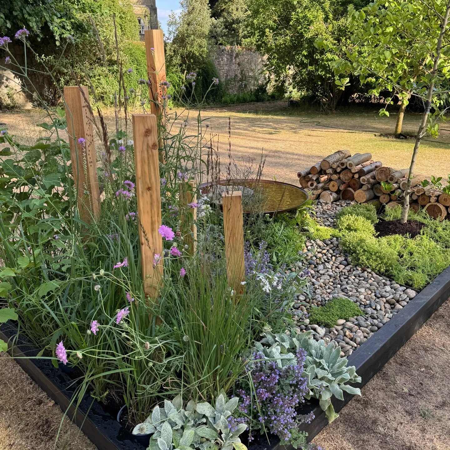 Now the event is over I have time to thank those people who helped me get 'The Little Pocket of Nature Garden' together. 

Thank you Nick @nslandscapedesign for organising the steel and shaping those lovely curves for the pebble pathway. Also for all