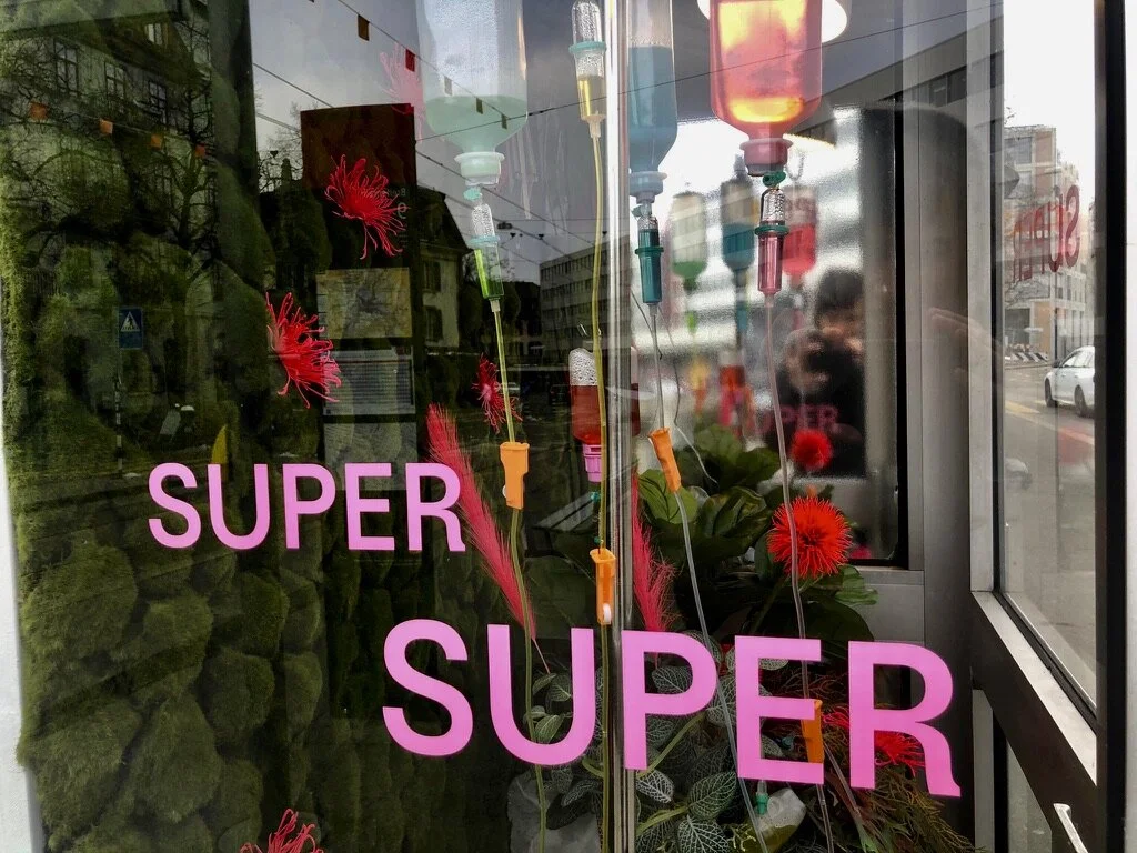 Endlich wieder spielen! Das experimentelle Format mit Theater und Ausstellung hat begonnen: „SUPER - die zweite Schöpfung“ im Museum für Kommunikation. 