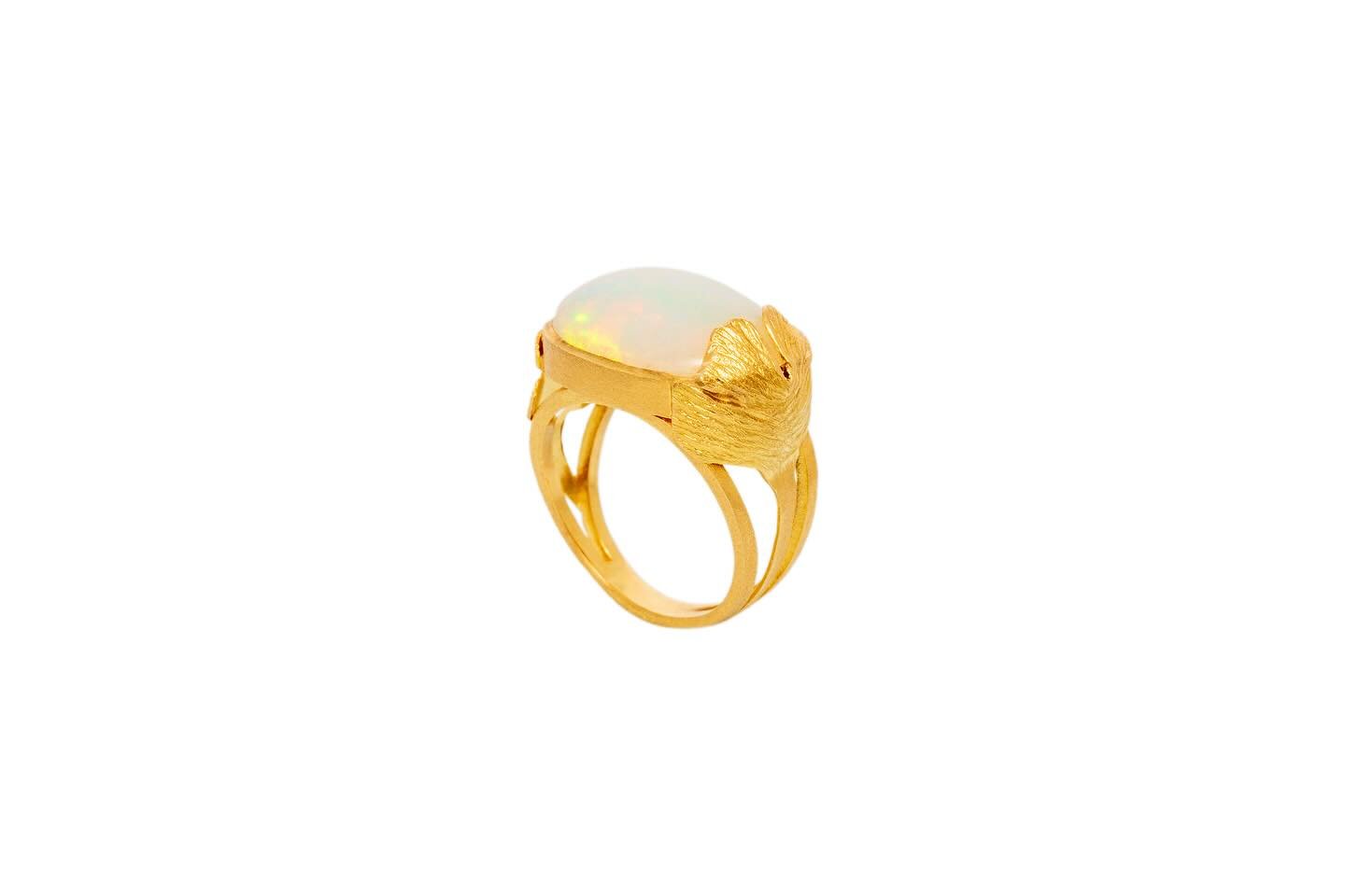 Um abra&ccedil;o desta folha  &eacute; para a eternidade &hellip;.
#ginko #joiaslindasdemorrer #rings #jewelry #precious #art