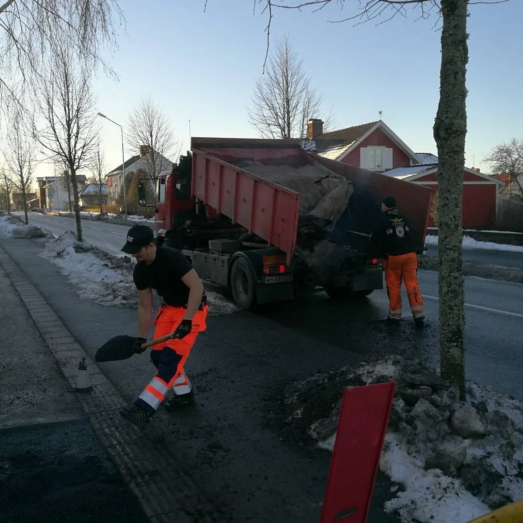 Handläggning Vi lägger er infart, vi lagar hålet i gatan, vi fixar farthindret. Här lägger vi på riktigt för hand men vanligtvis lägger vi med en sprider.