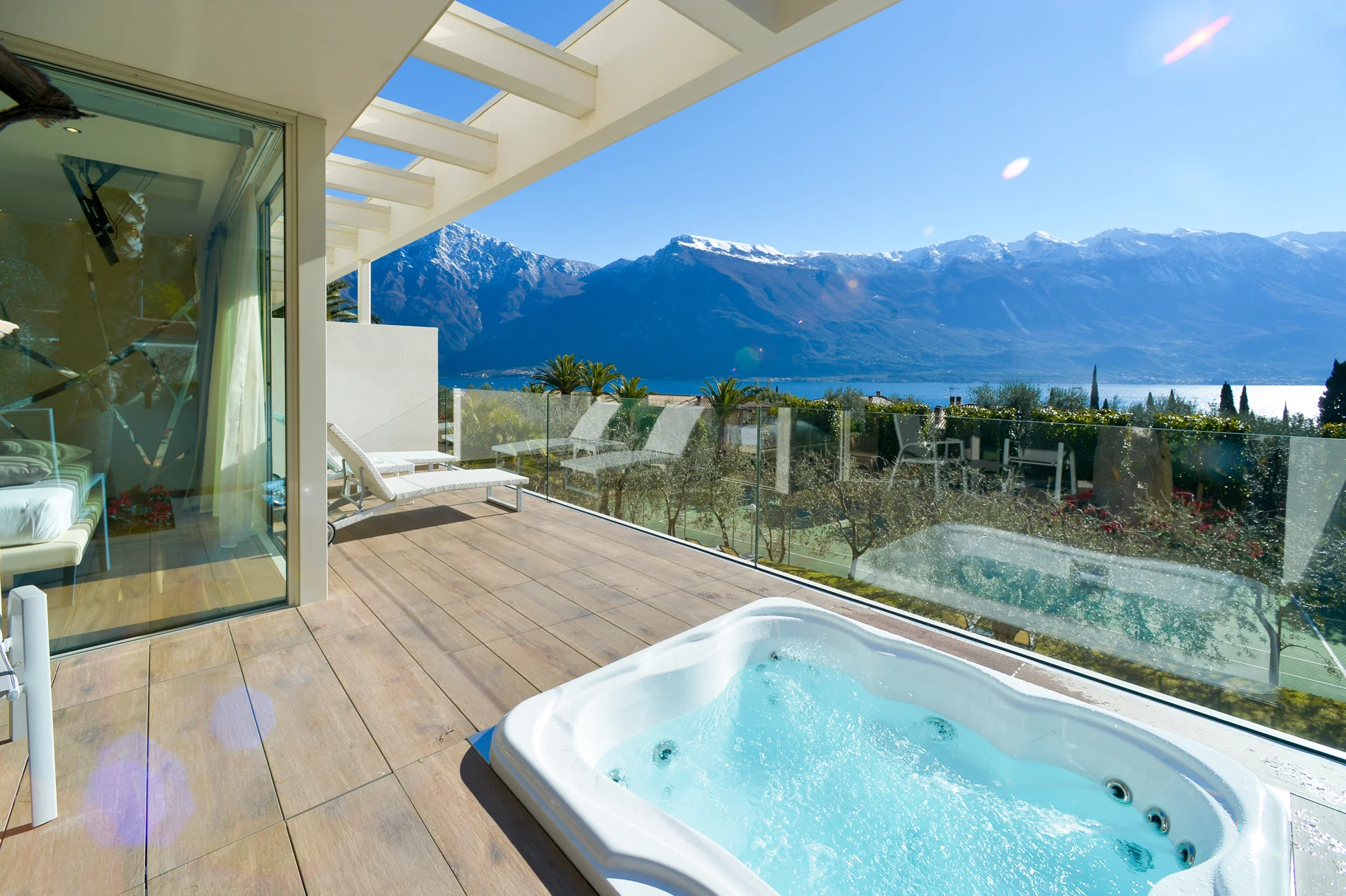 park_hotel_imperial_camera_deluxe_suite_vista_lago105.jpg