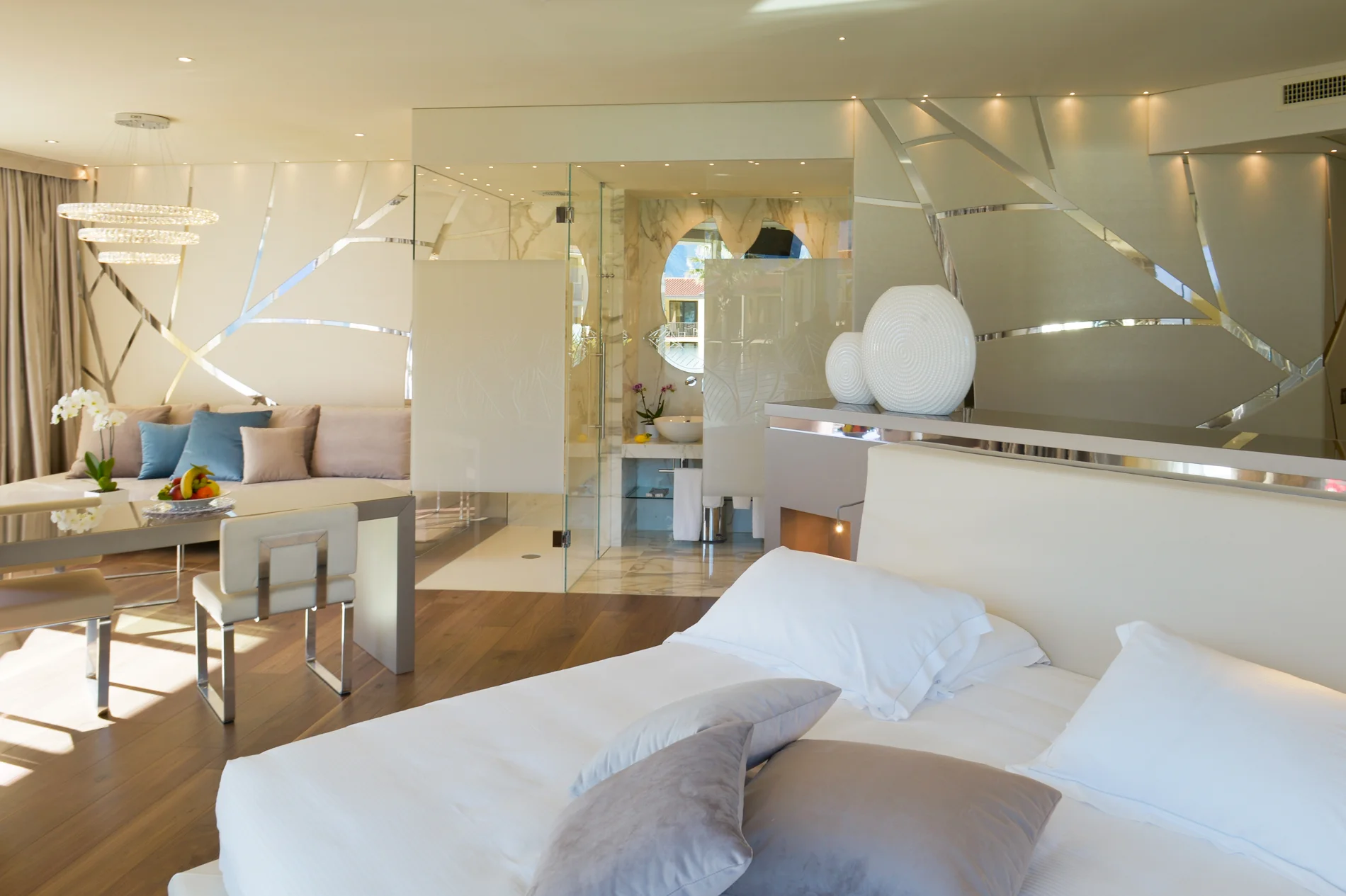 park_hotel_imperial_camera_deluxe_suite_lake_view106.jpg