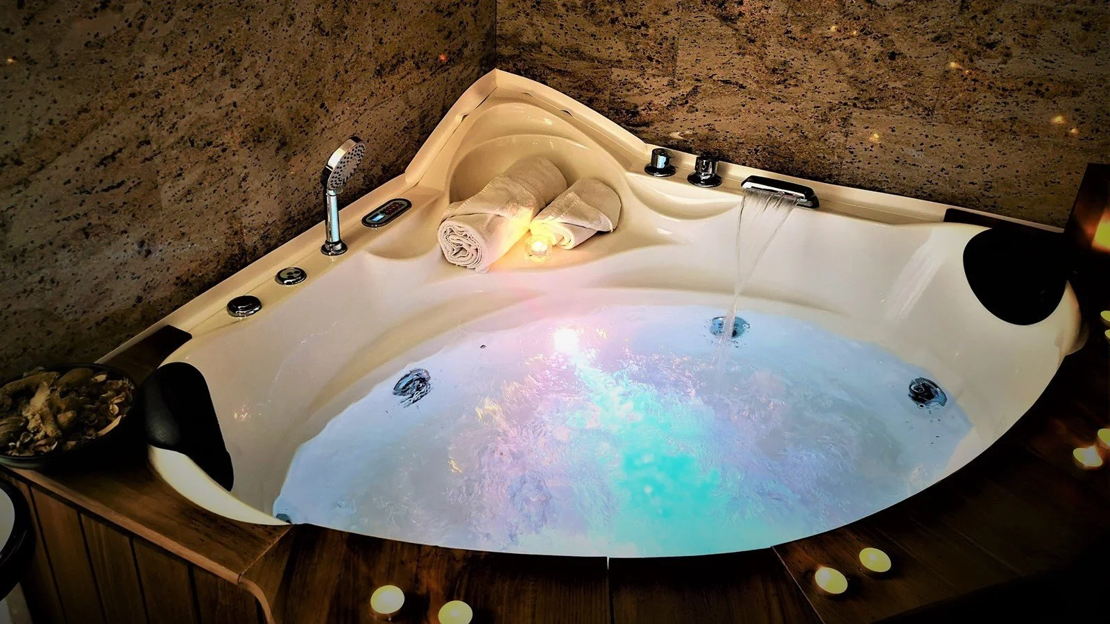 jacuzzi-1-pg-637167694391379822_1600_900.jpeg