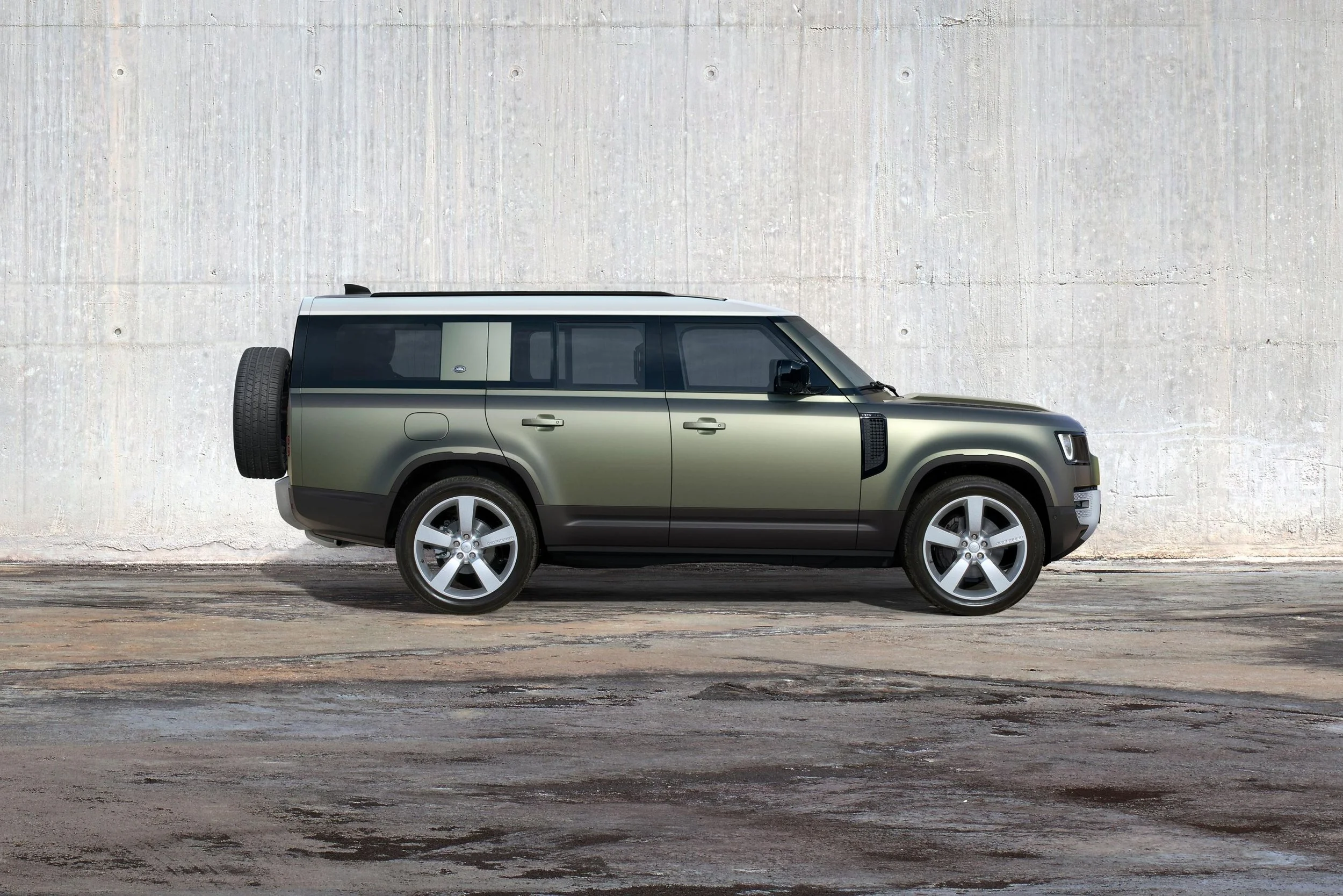 2023-land-rover-defender-130-38.jpg