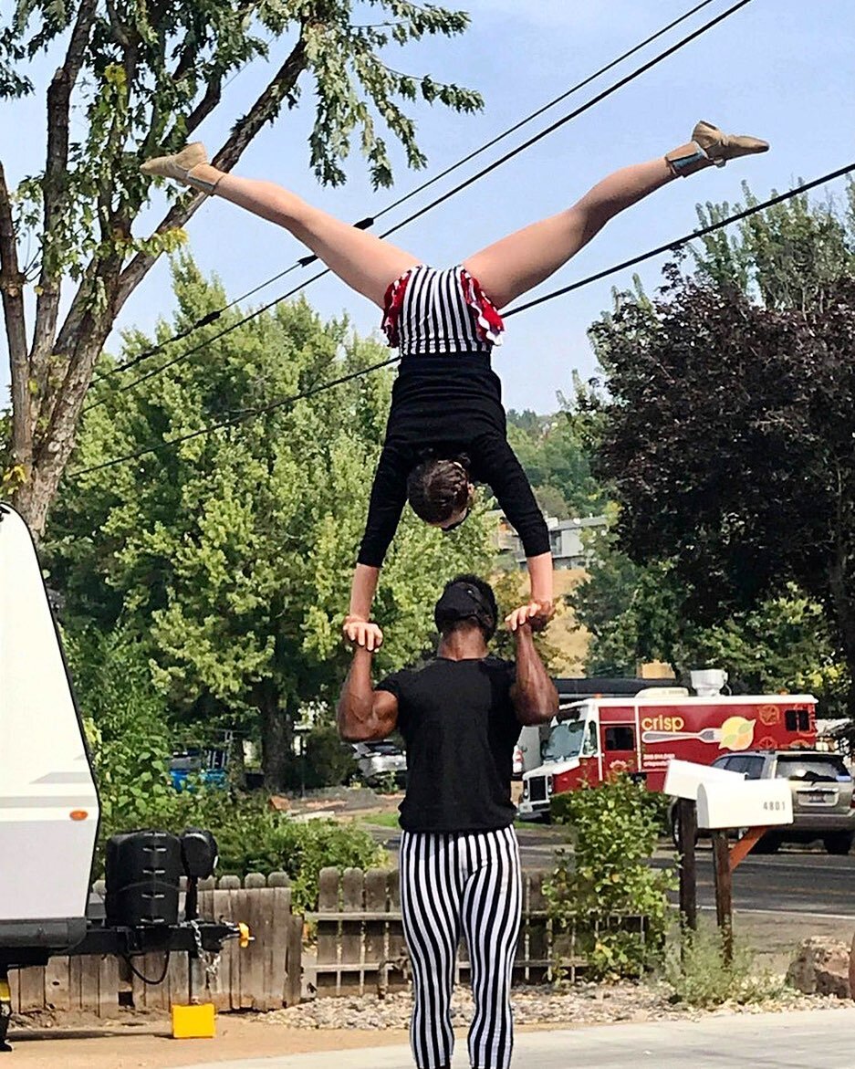 🙃💃🏻🕺🏿Looks like Front Yard Circus is at it again! Spreading smiles and cheers one handstand and micro school at a time!😆🎪💪🏾 @elleviolet thanks for being an awesome flyer! @duo.contrast working hard to get these down!!! #boisecircusguild#hand