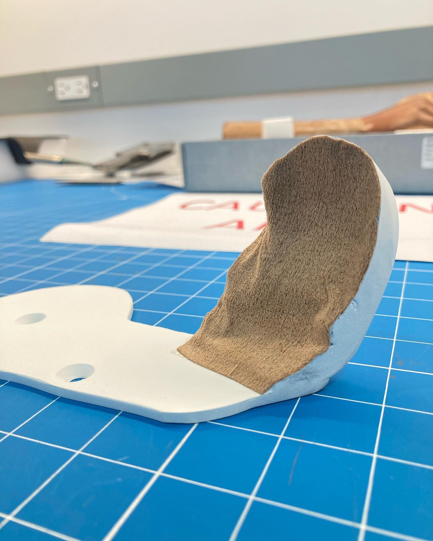 Some progress shots of a two part mount for @rachelledang.studio these amazing pieces are fun to work with. Epoxy molds form a very supportive footing and a locked in piece at the top makes for a rather simple mount, as it just sits on the two bracke