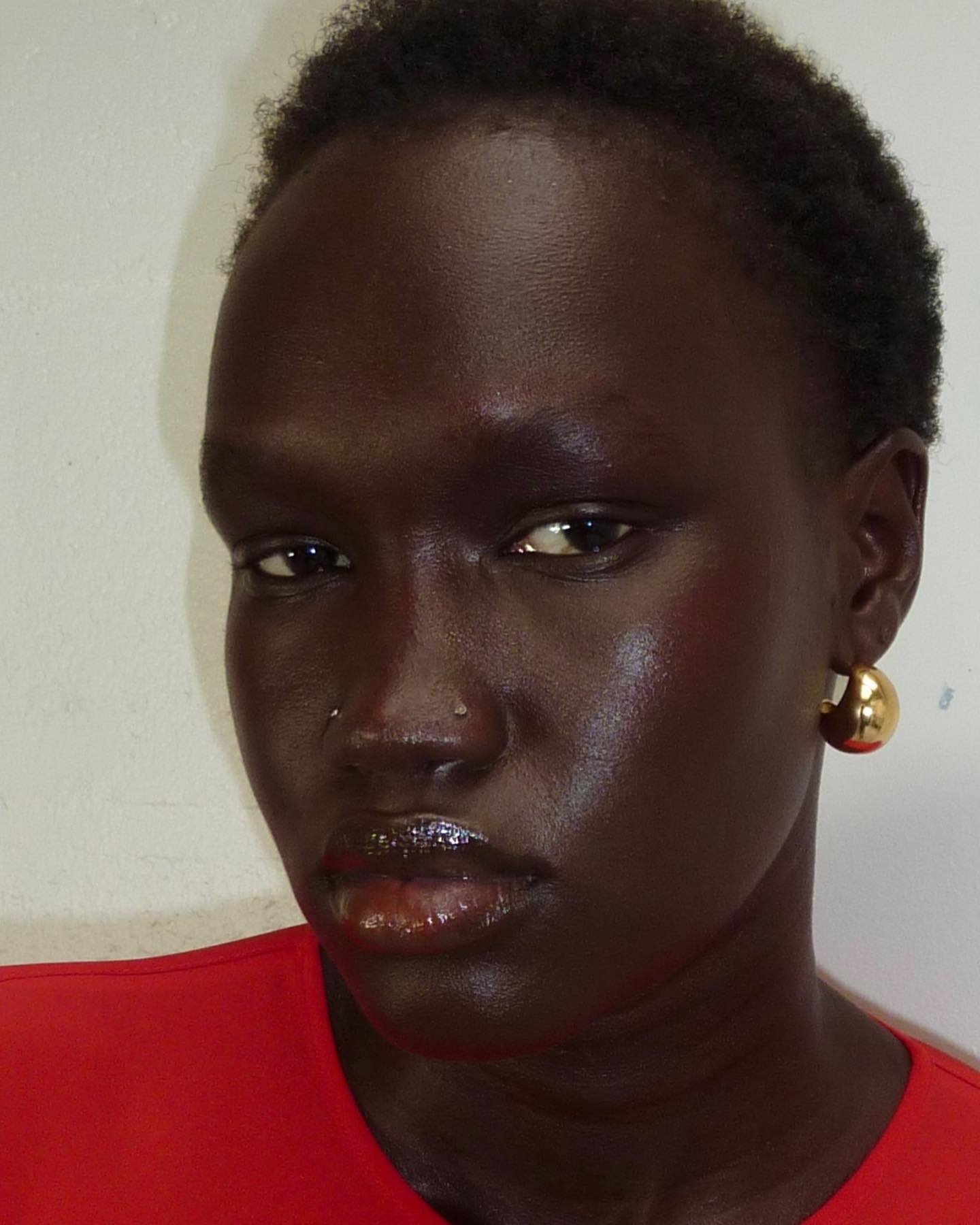 #beautybts luxurious skin and a warm glossy lip 🖤