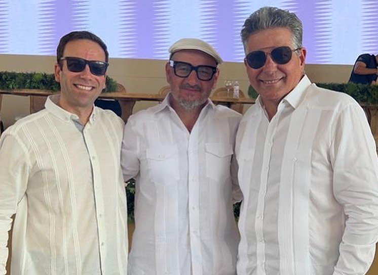  De izquierda a derecha: Miguel Amengual Delgado de MAC Hotels, el arquitecto Giuseppe Violante de Zanovia Arquitectura y el ingeniero Alberto Espaillat de Constructora AE. 