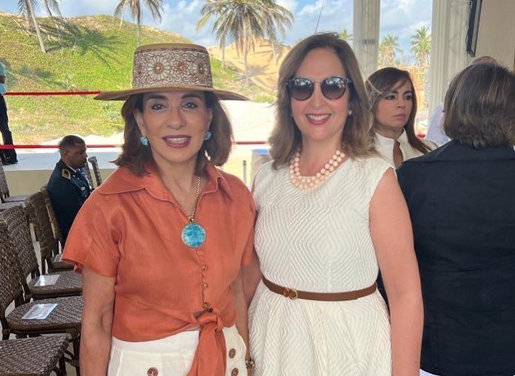  De izquierda a derecha: Haydee Kuret Rainieri, VP Senior de Grupo Punta Cana y Lourdes Bonnelly de Espaillar, VP y Directora General de Constructora AE 