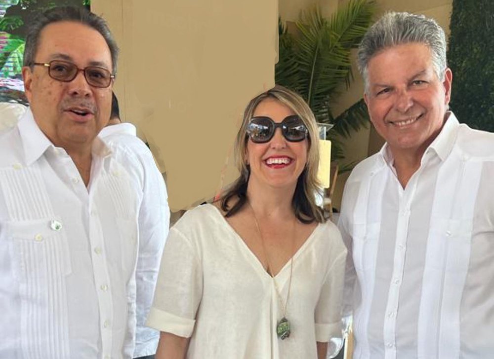  De izquierda a derecha: Simón Suárez, Vicepresidente de Relaciones Institucionales y Proyectos del Grupo Punta Cana; Aina Amengual Delgado, Directora de Compras de MAC Hotels y Alberto Espaillat de Constructora AE. 