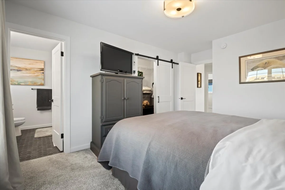 primary bedroom 3.jpg