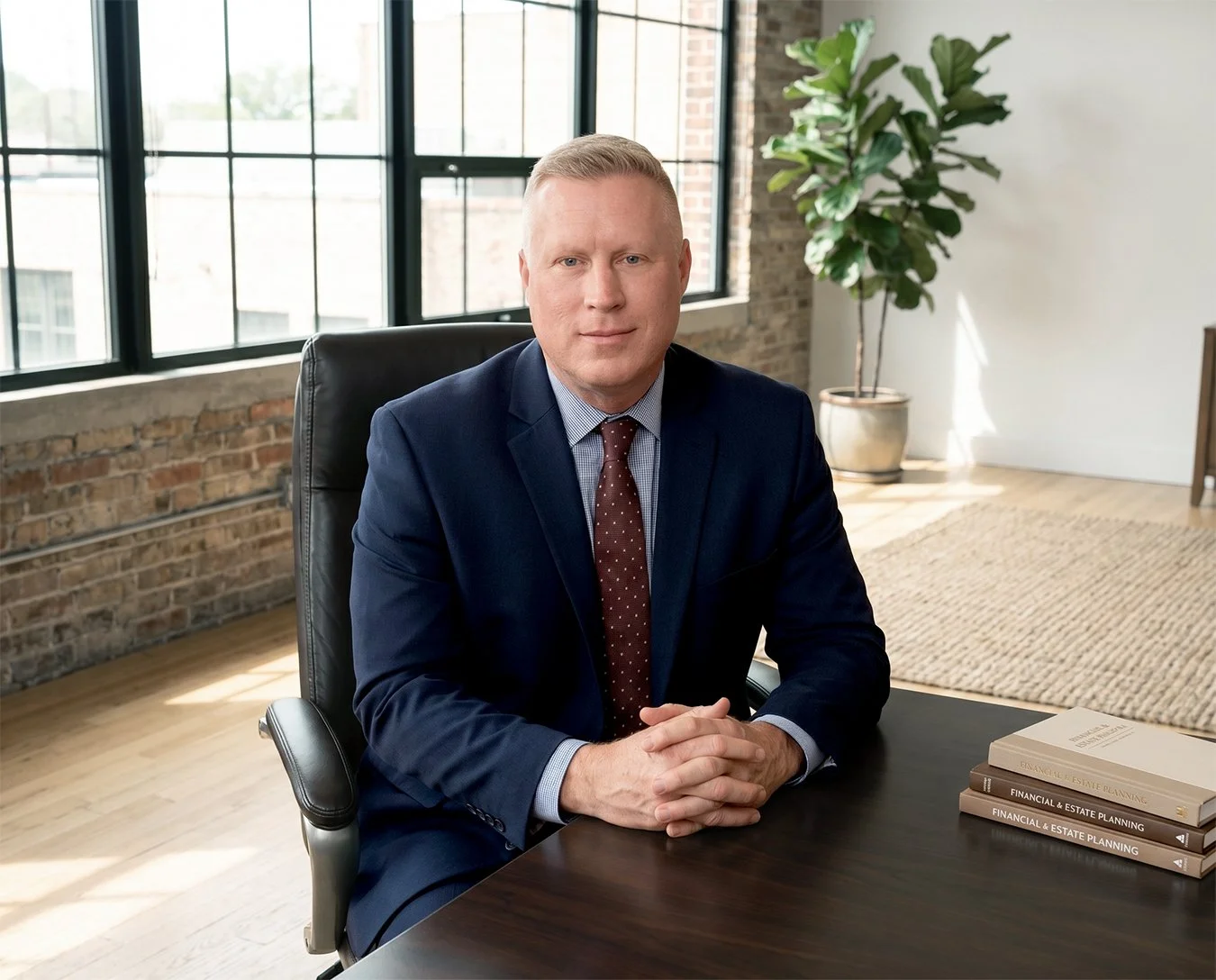 Businessman consulting in office3.jpg