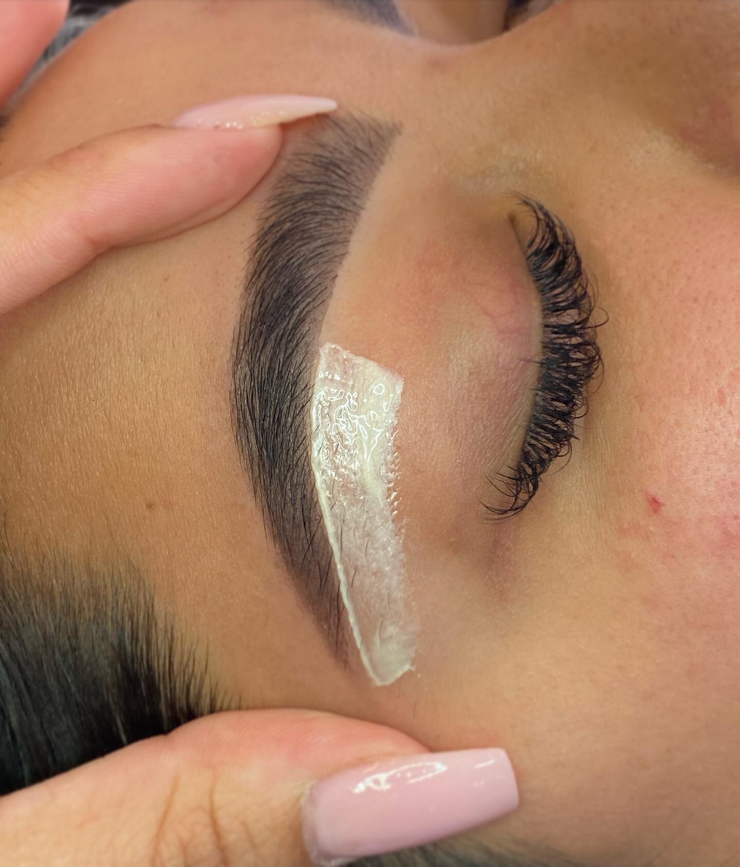 It&rsquo;s all about that placement.. 😍 The brow artist that get it, get it. #waxlife⁣
⁣
⁣
⁣
⁣
⁣
⁣
#waxing #browwaxing #tulsaeyebrows #tulsabrowwaxing #owasso #bixby #midtown #jenksbrows #reels #beauty #trending⁣
⁣
⁣
⁣
⁣
⁣
⁣
⁣
⁣