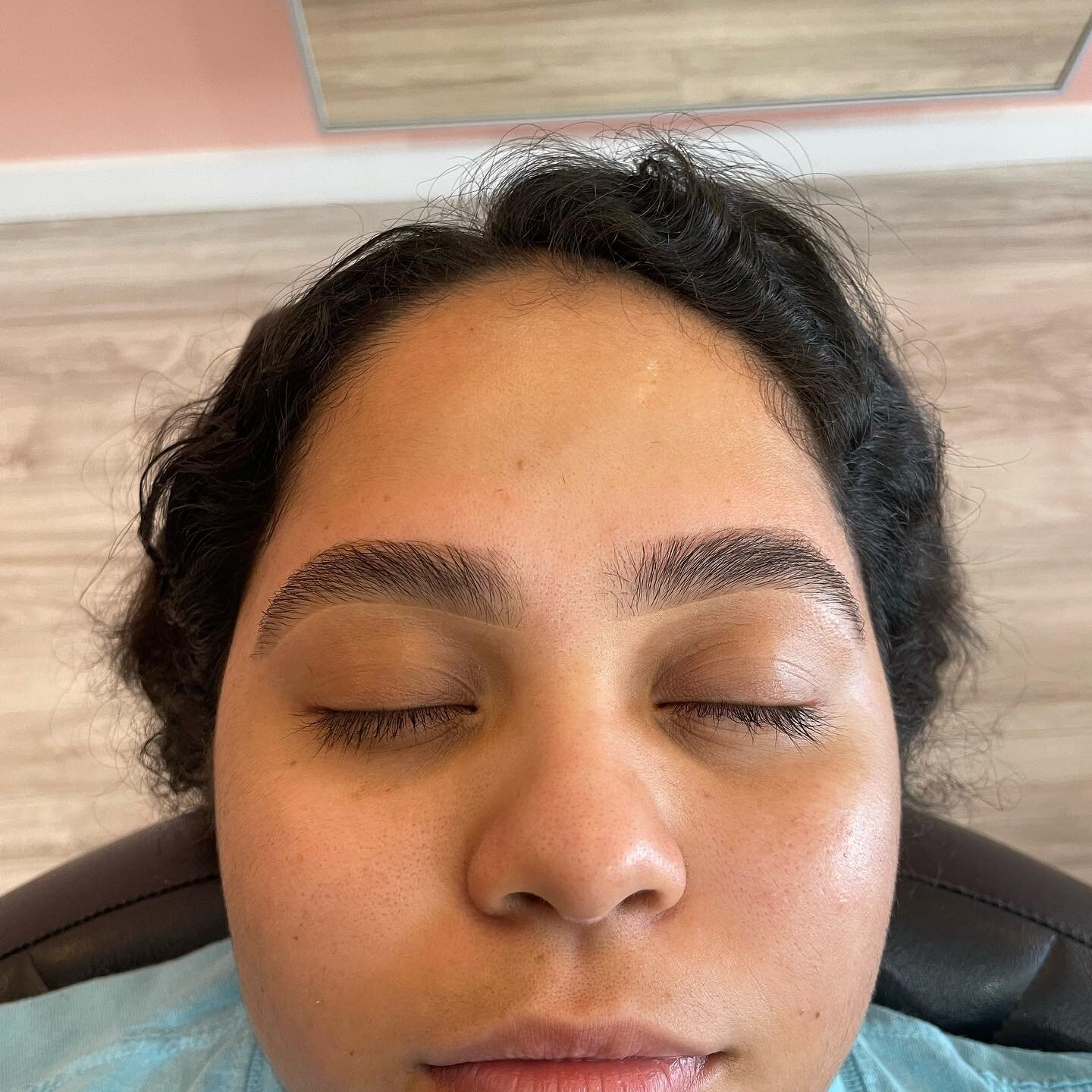 In Thick Brows we Trust 💋 we are all about keeping your natural shape &amp; while giving a clean sharp arch here at #JNBROW ⁣
⁣
⁣
⁣
⁣
⁣
⁣
⁣
⁣
#browwax #tulsabrows #tulsaeyebrows #eyebrows #jnbrow #brows #waxing #softwax #archaddict