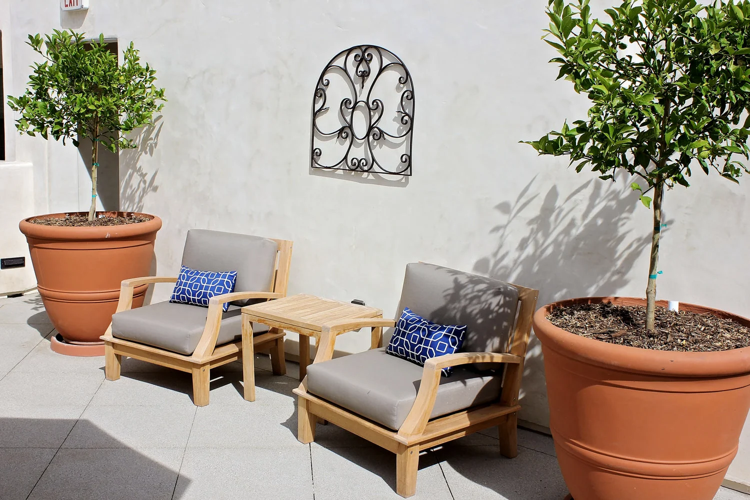 2-spanish-courtyard-patio-terracotta-pot-rollins-andrew.jpg