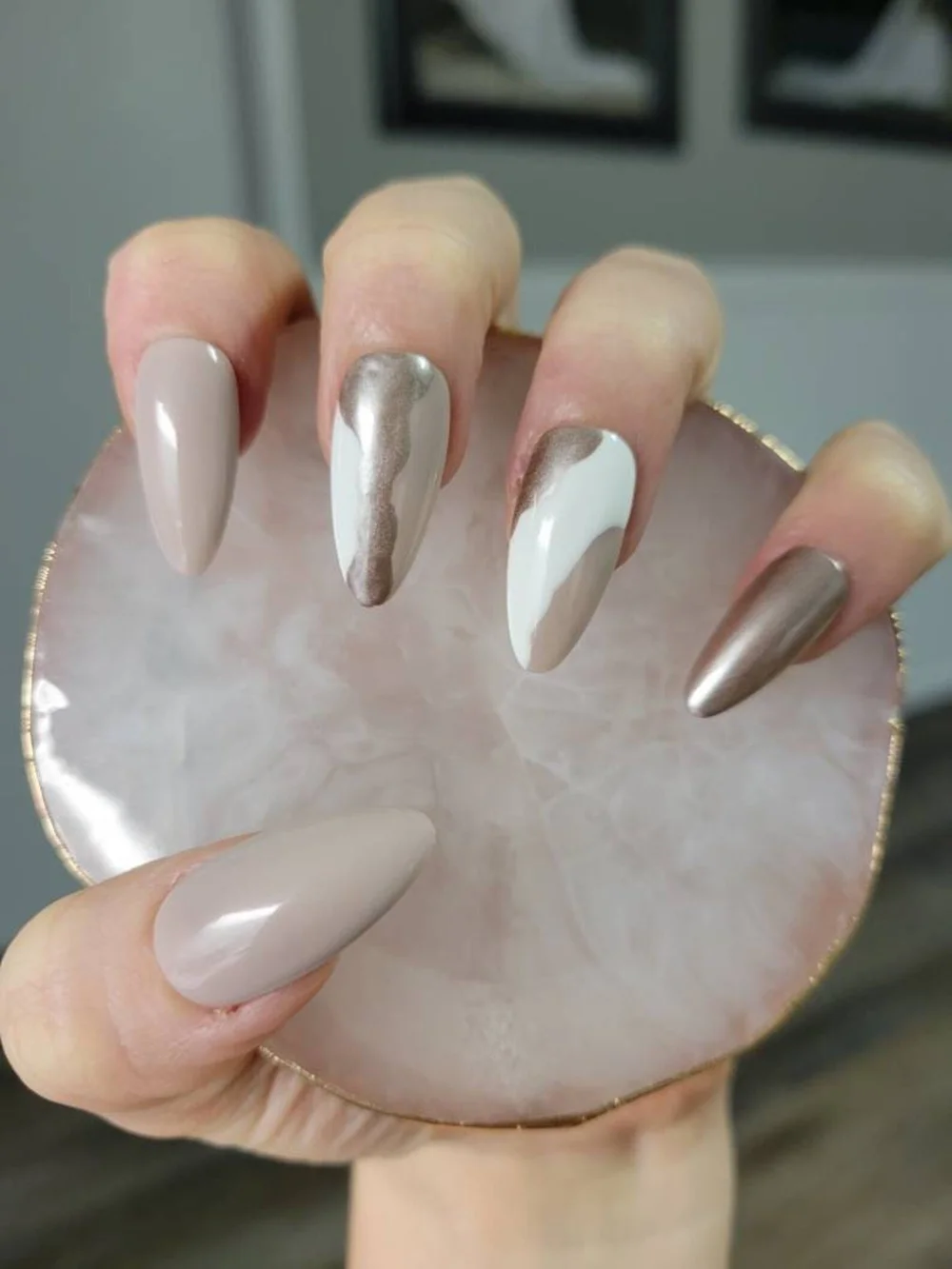 25 Neutral Minimalist Nail Designs On Trend for 2022 — Champagne & Savings