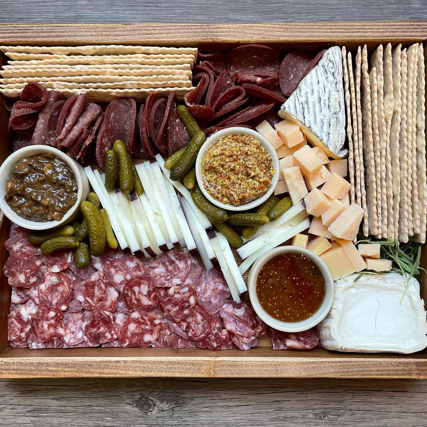 You know what makes an awesome #fathersdaygift ?! #larchmontcharcuterie 🍷🤩💯 Order online today to ensure delivery on time! Link in bio #charcuterieboard #charcuterie #saucisson #saucissonsec #bresaola #beefsaucisson #giftideas #fathersday2021 #sup