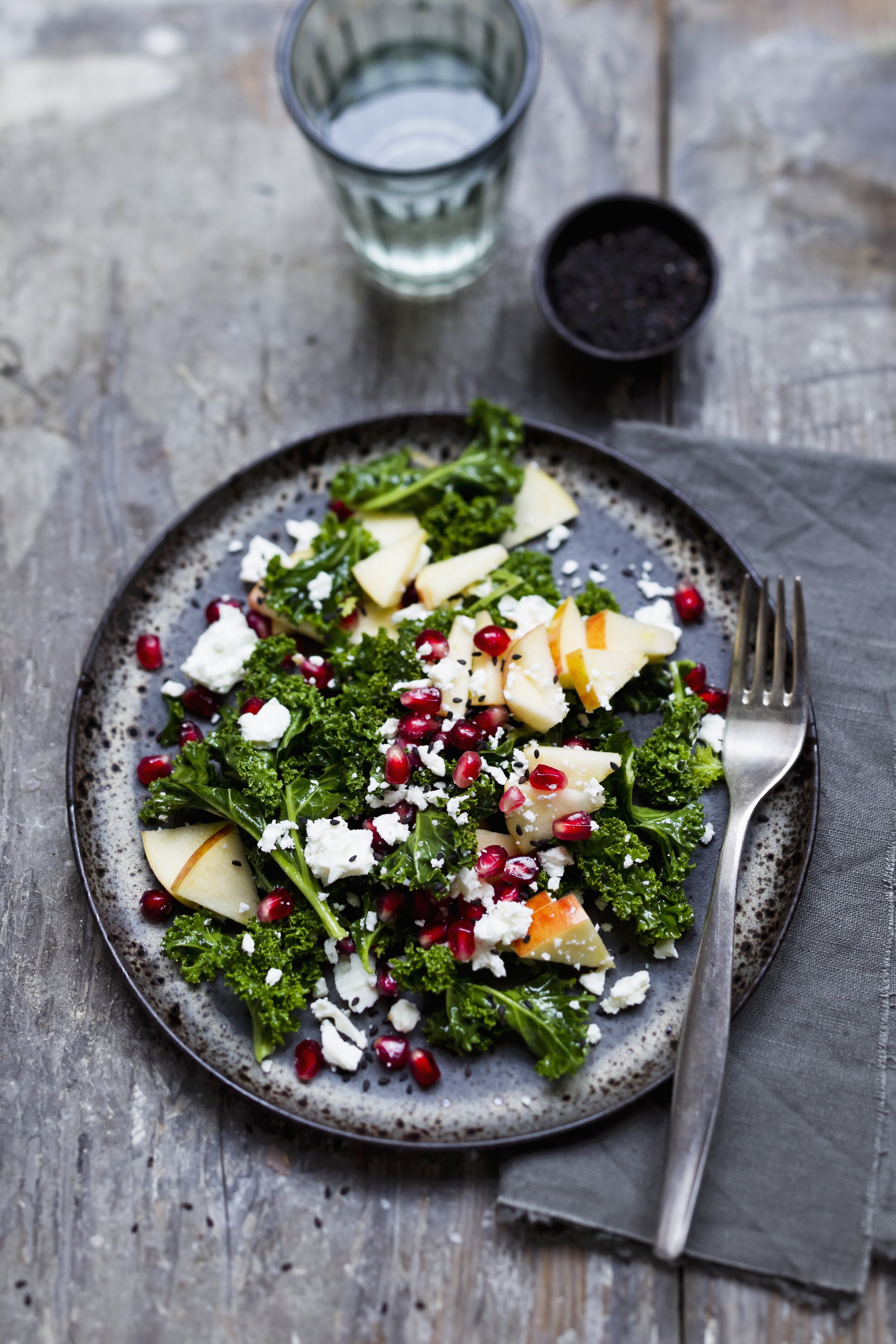 HiRes_A_curly_kale_salad_with_pomegranate_seeds_sheep_s_cheese_and_apple_slices.jpg