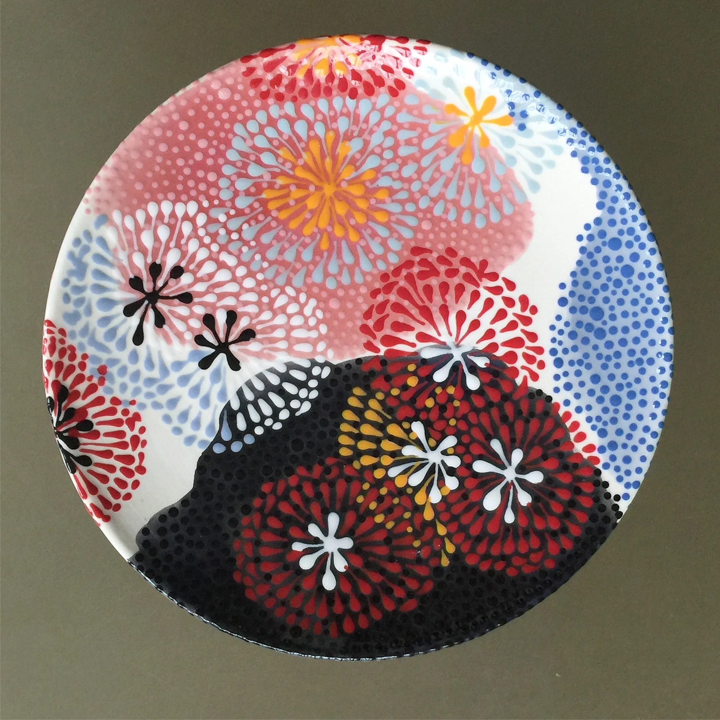 STARBURST PATTERN WITH DOT WORK DINNER PLATE