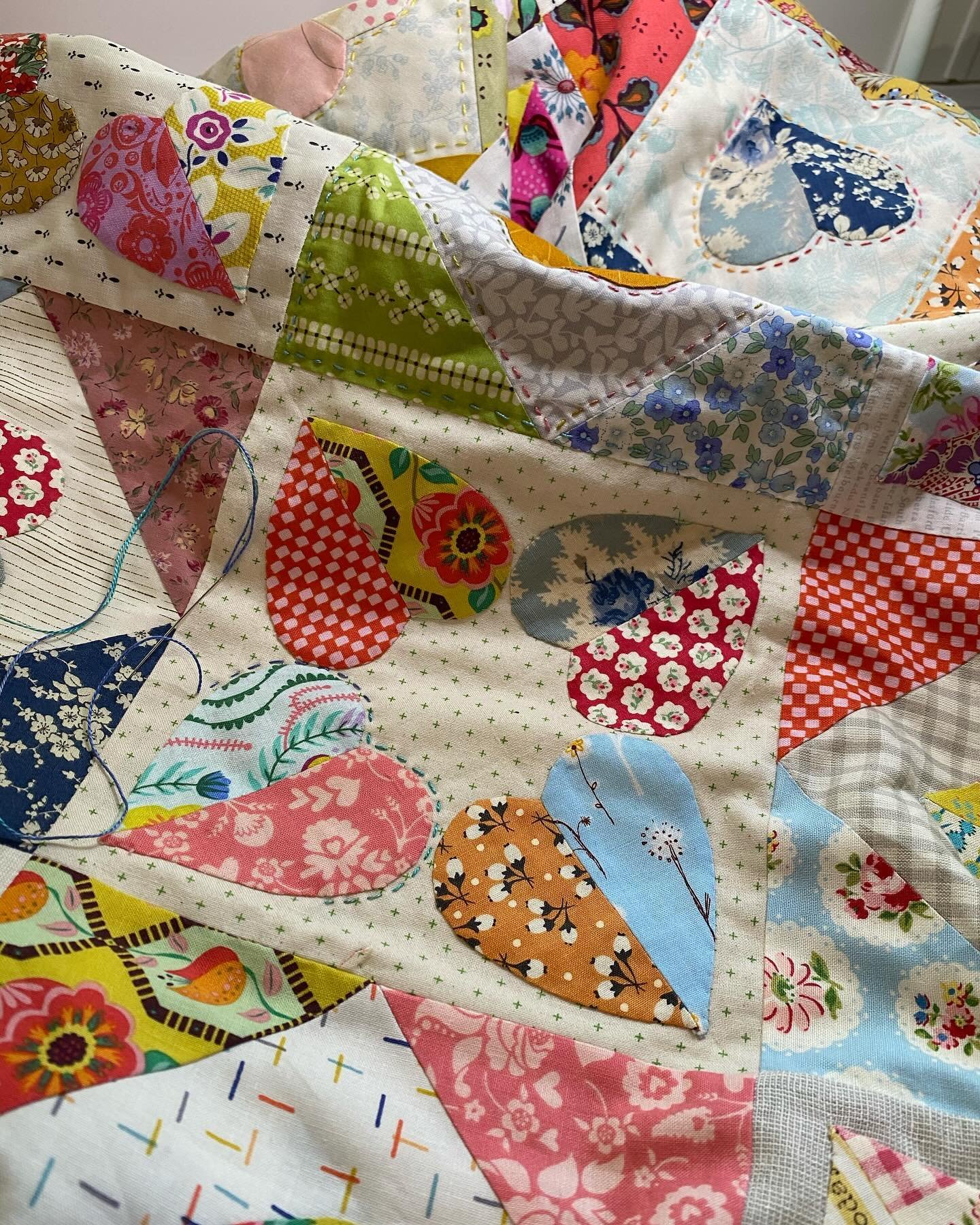 A little progress photo of what I have been working on recently, this sweet quilt will be part of the upcoming @makersbundles collaboration.

This is the first quilt in a little while that I am able to hand quilt, I love hand quilting and appliqu&eac