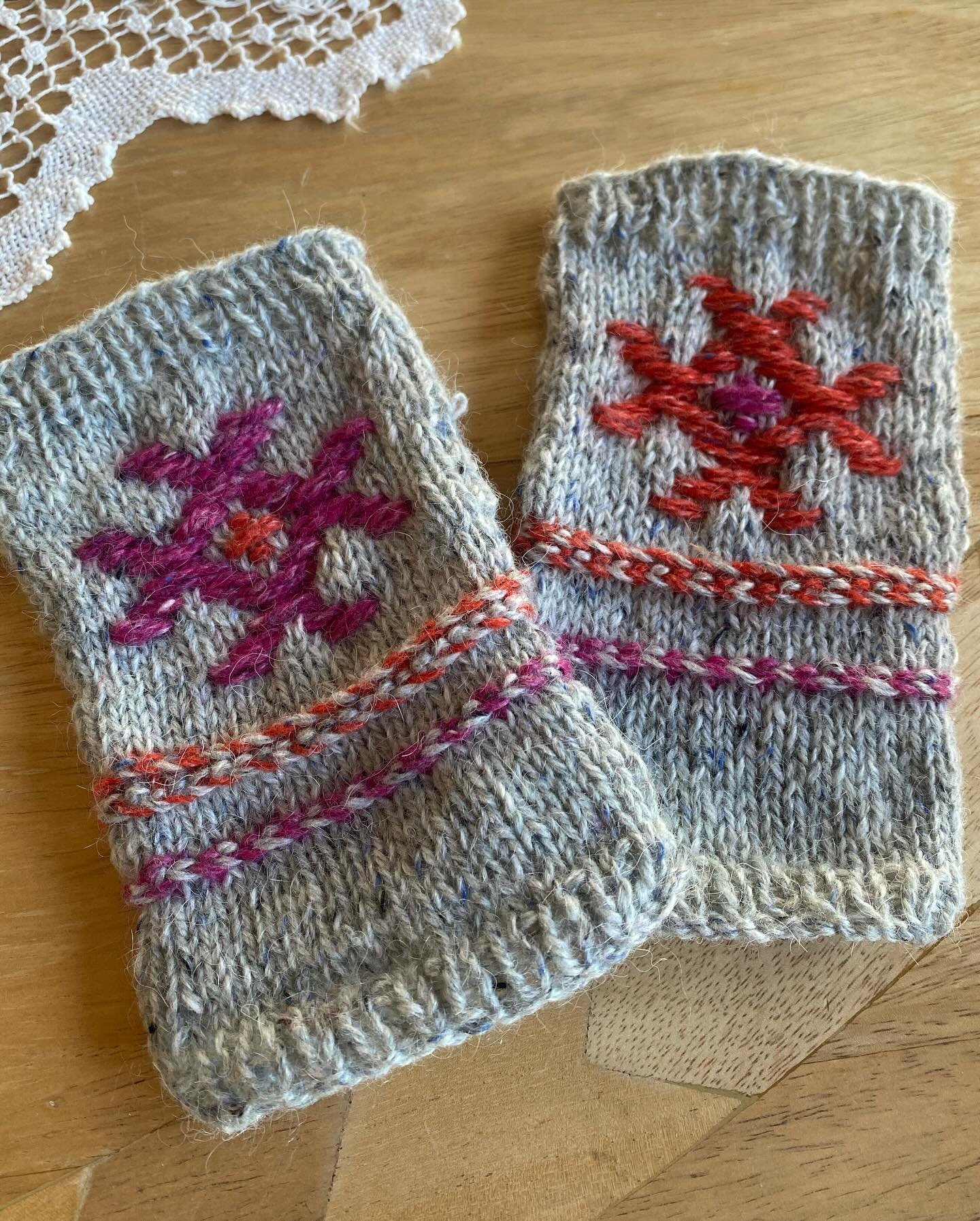 I attended a wonderful class @calicoandivy in June last year, they had a superstar guest teacher @aleksbyrd.  I learnt so much from Aleks she has so many wonderful designs, my eldest Lauren loved the class sample I made and asked for some wrist warme