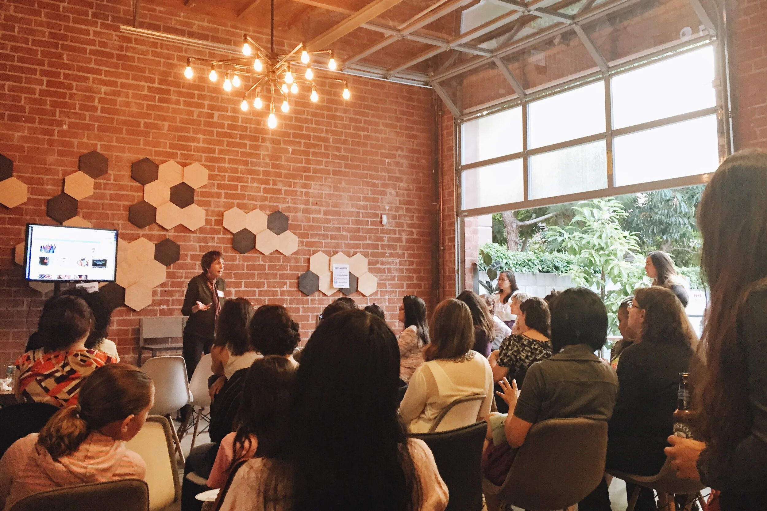 woman-speaking-to-business-women_t20_6ygRb9.jpg