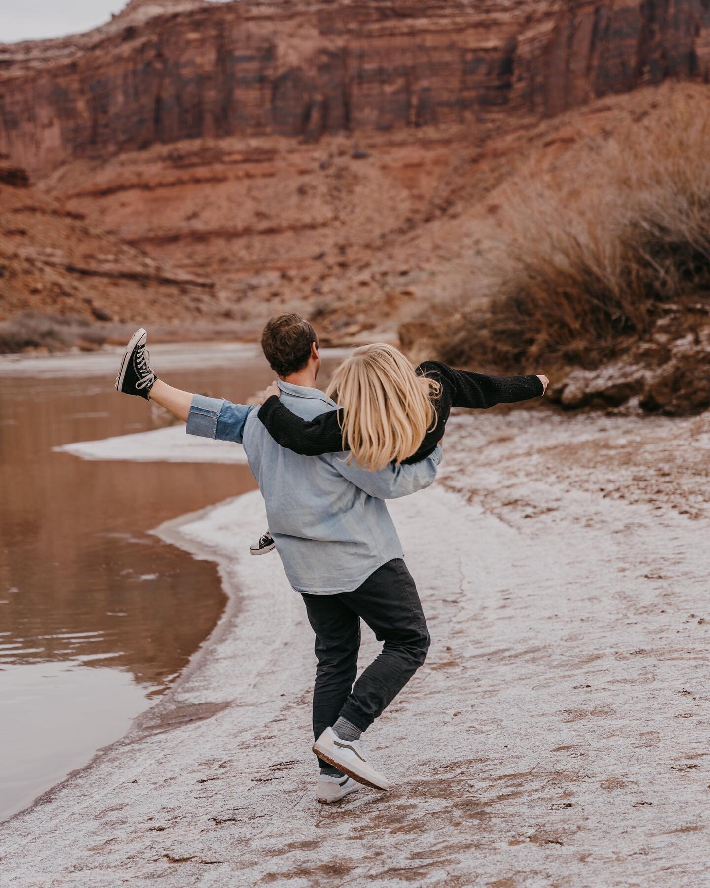 R + P were the definition of &ldquo;I&rsquo;ve got my love to keep me warm&rdquo; ✨This session was forever ago, but the photos still make me smile and I can&rsquo;t help but share them ☺️

#utahphotographer #engagement #couples #moabphotographer #ut