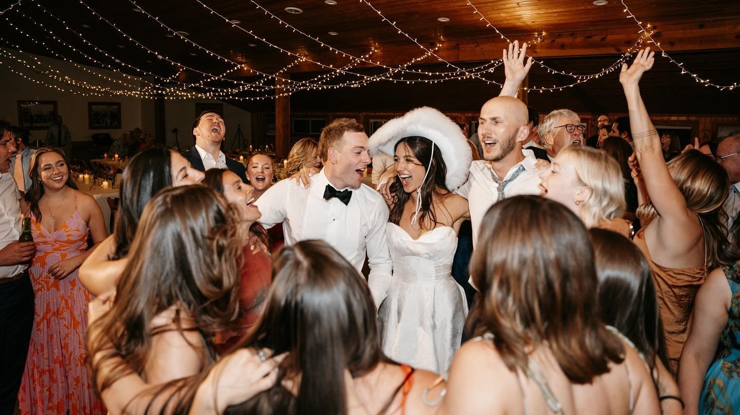 S+J had some of the biggest hearts of anyone I&rsquo;ve ever met&hellip; and the biggest dance party 🎉🤘🏼 

I&rsquo;m still looking back and smiling at how much fun they all had celebrating their love and enjoying that just married feeling with the