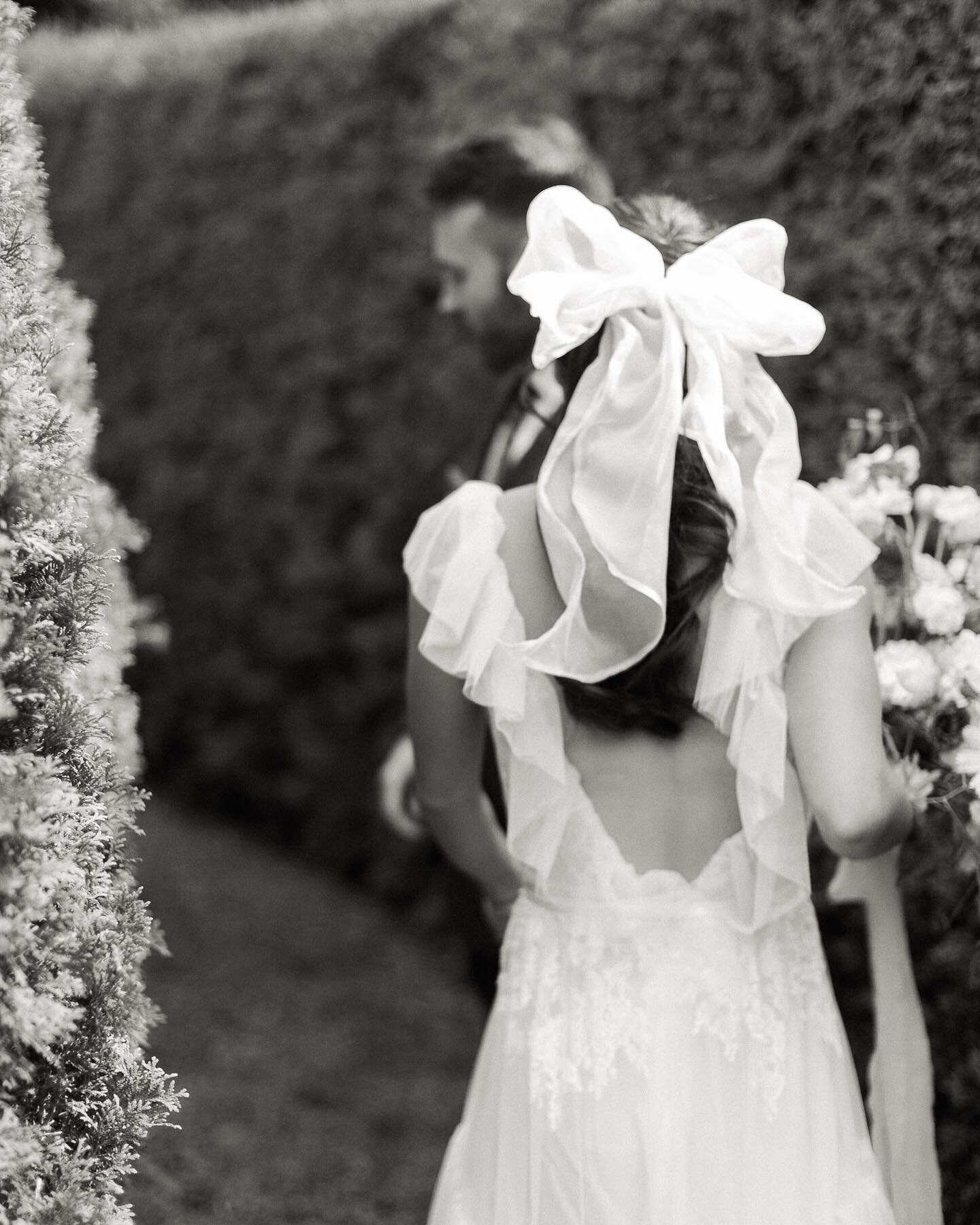 Seems like we&rsquo;re all into bows these days 😉😉😉 but look, who can say no to this? I am still mesmerized by this gorgeous shoot dreamed up by @loveleecelebrations and captured by @mariclekang 

Meanwhile, I am relaunching my website and hopeful