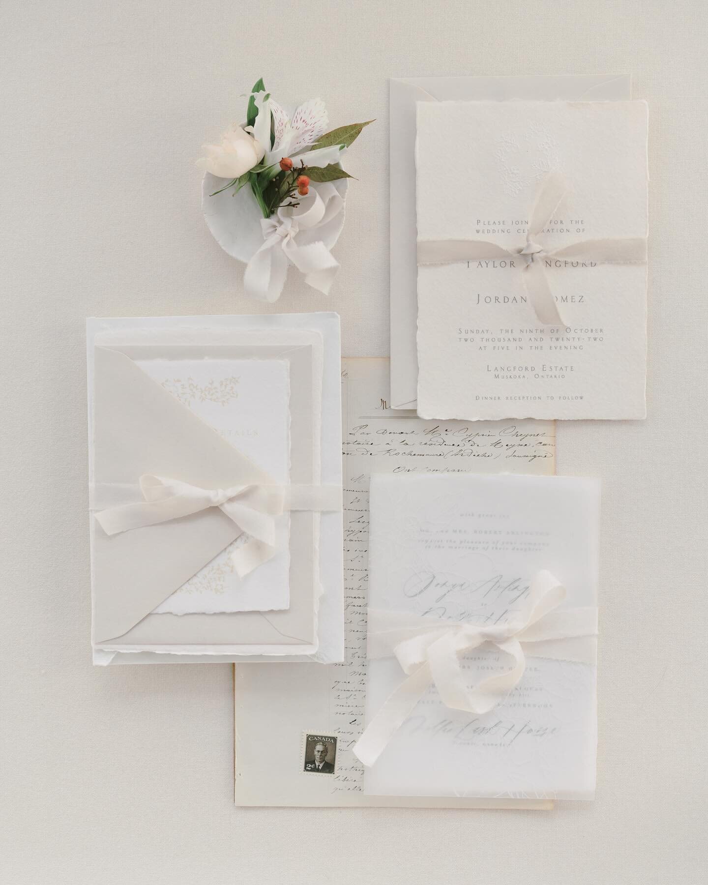 Depending on your budget and the aesthetic you&rsquo;re looking for, here are three classic ways to tie a ribbon around your suite with a 0.5&rdquo; silk ribbon.

Photography: @winniflickphotography 

#olumiscalligraphy #weddinginvitations #weddingsu
