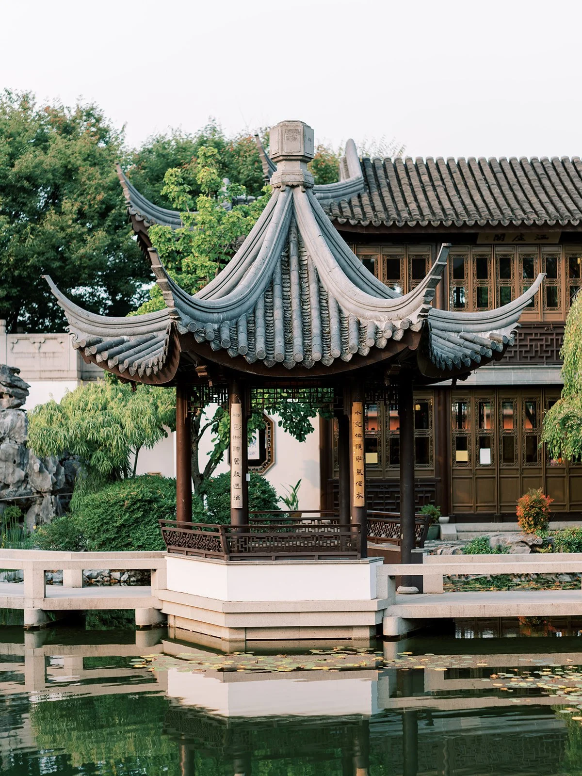 Carlos-Hernandez-Photography-Lan-Su-Garden-Portland-Oregon-Chinese-Bridal-Wedding-147.jpg
