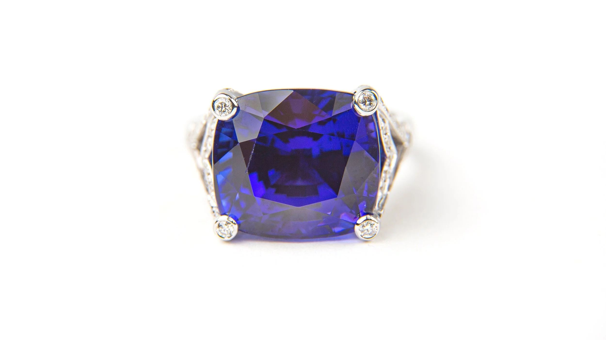 CUSHION TANZANITE 17 CT