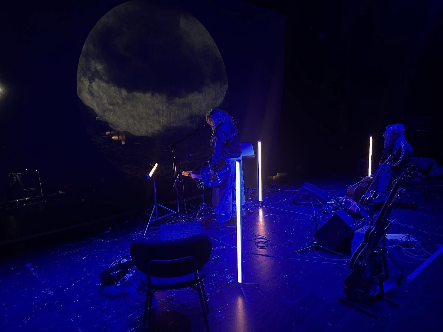 Tusen tack @folketshusalmhult f&ouml;r fantastiskt bem&ouml;tande, s&aring; bra scen, crew och tack publiken som kom. Det s&aring;na h&auml;r spelplatser som jag &ouml;nskar vi hade fler av i Sverige. Det kr&auml;ver kanske lite sm&aring;l&auml;ndsk 