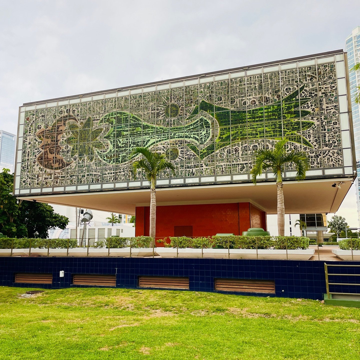 Reporting from Miami〰️Coral Gables attending the @docomomous 2024 Nat&rsquo;l Symposium @u_soa ☀️ Streams of Modernity: Postwar to Postmodern.
🦇1-2: Former Bacardi USA HQ Midtown Miami. 1963 &amp; 1973, architects Enrique Gutierrez &amp; Ignacio Car
