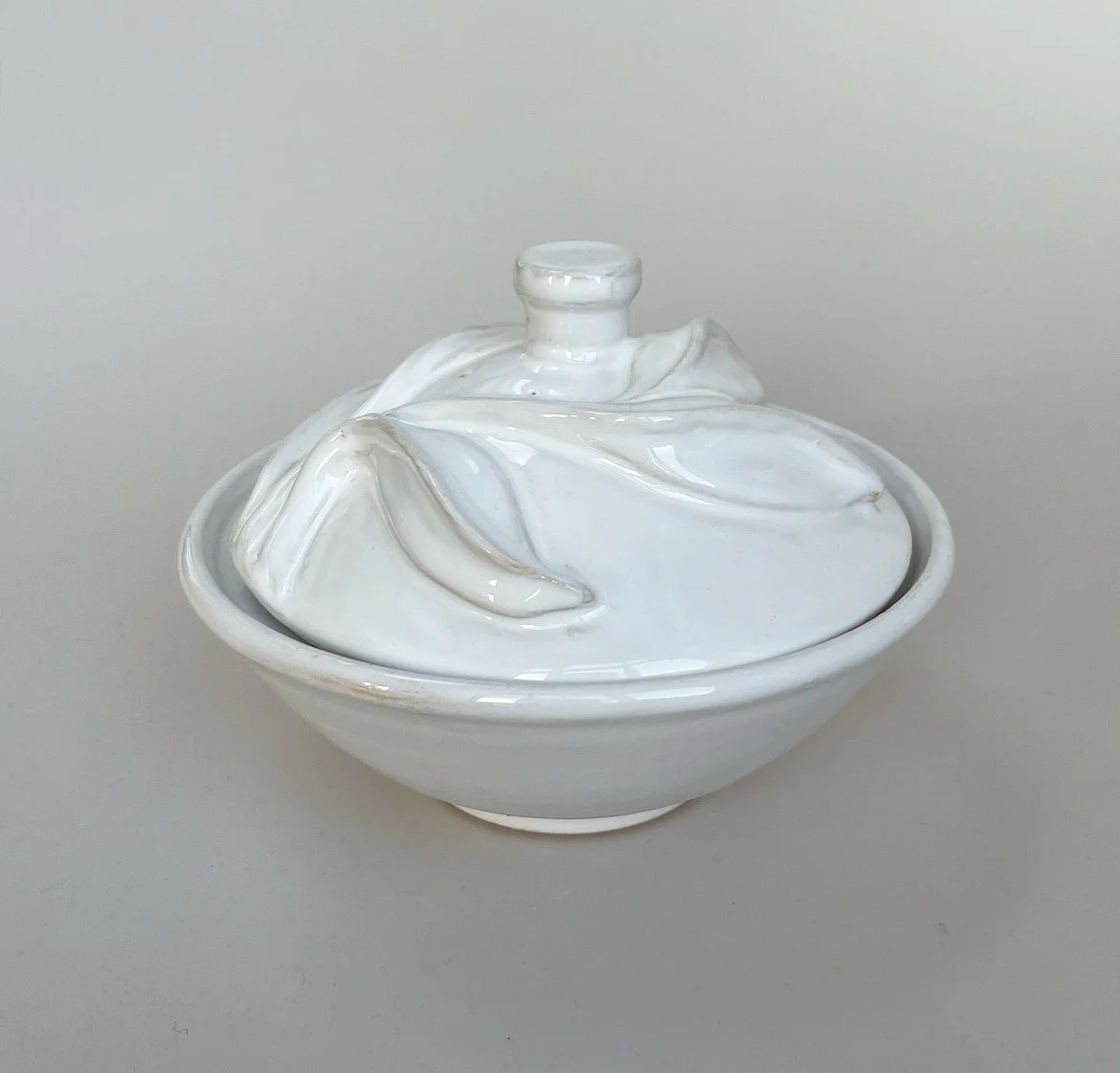 White Lilac Bowl with lid E5206