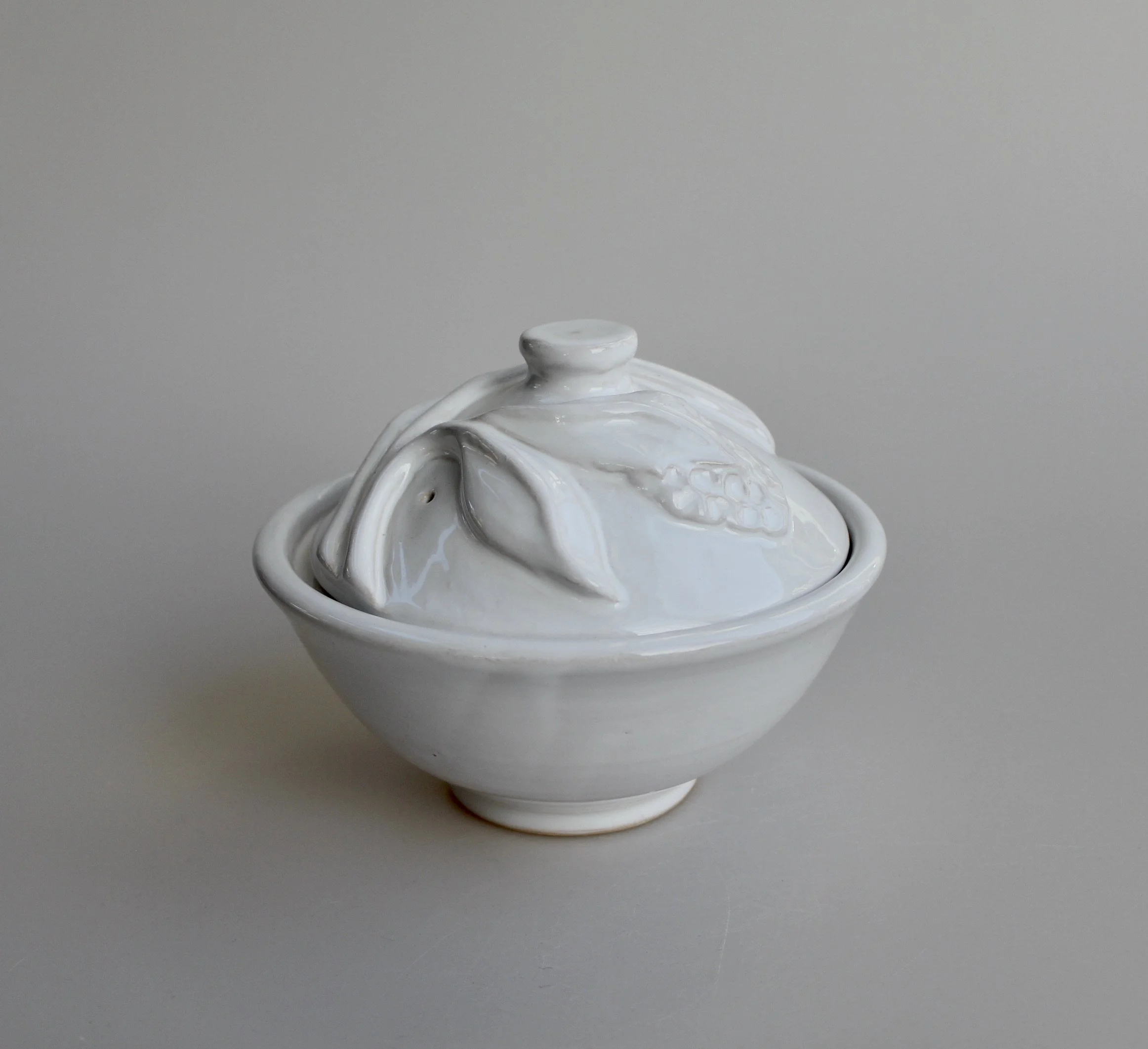 White Lilac Bowl with lid E5260