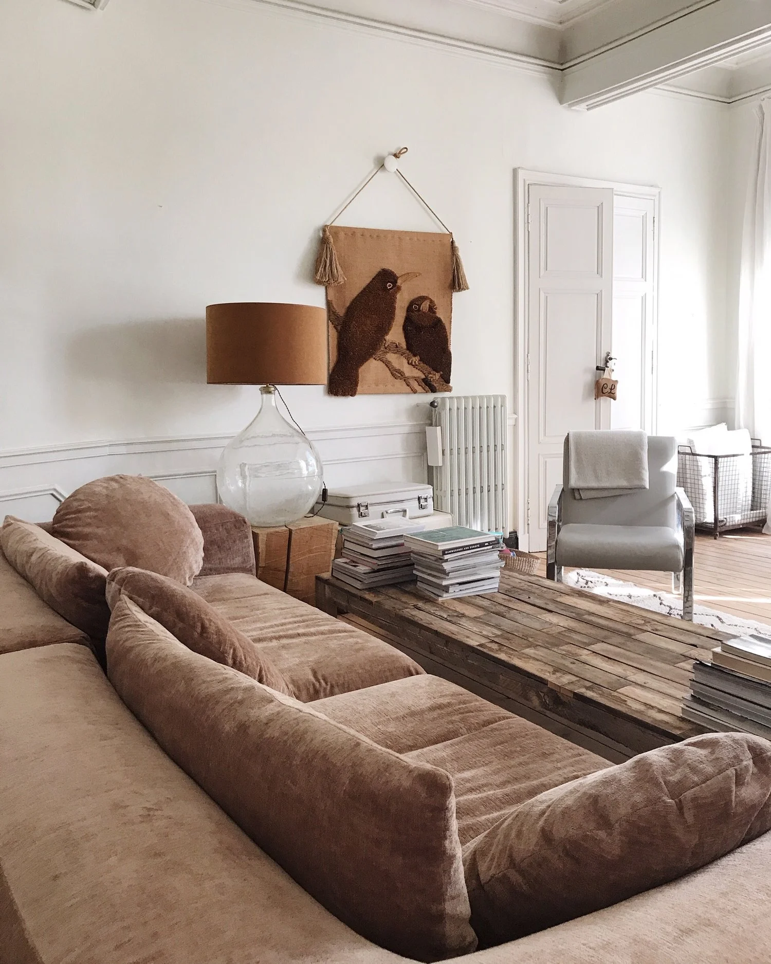 camellas-lloret-maison-d'hotes-lounge-view-rose-couch.jpg
