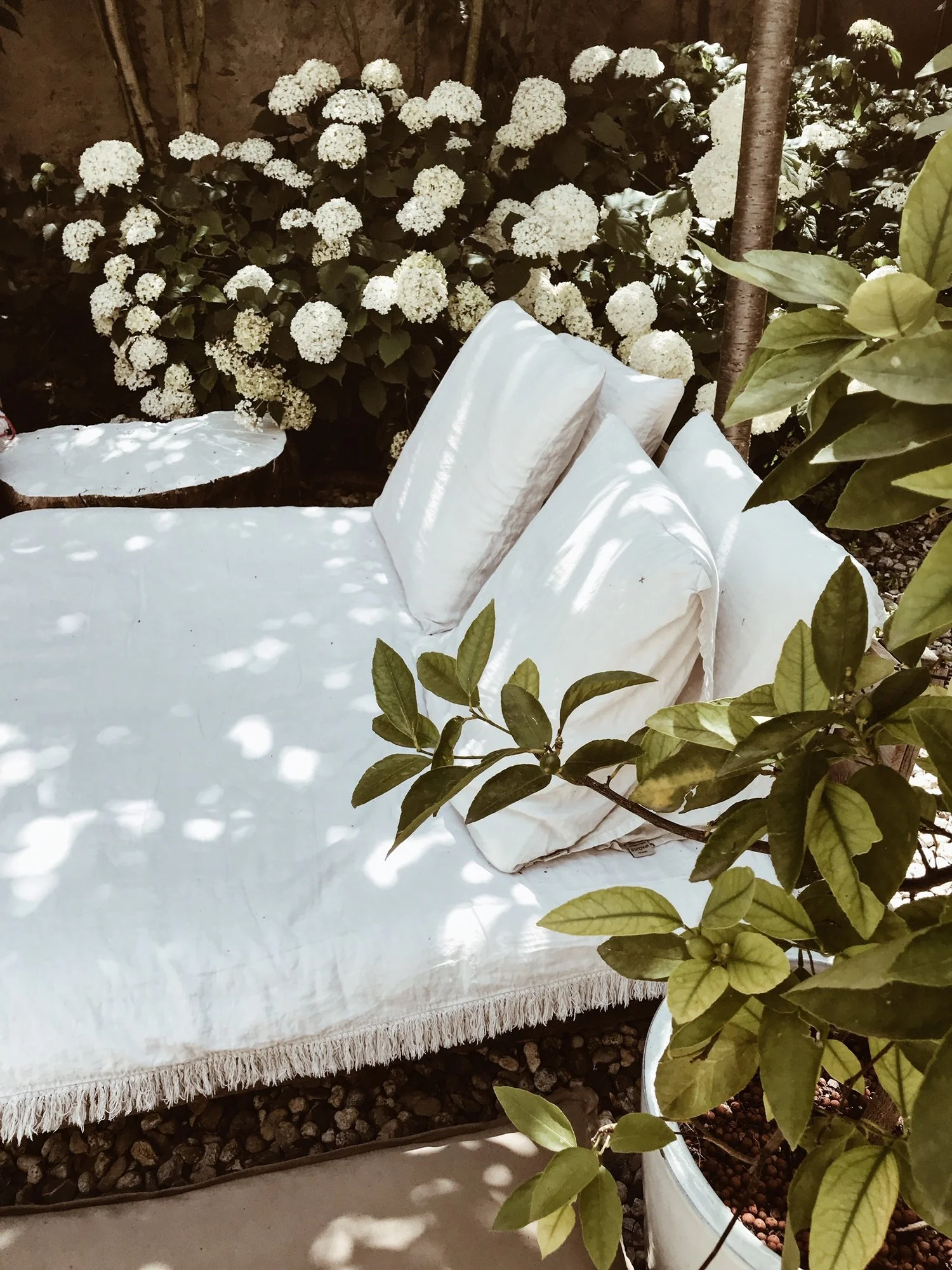 camellas-lloret-maison-d'hotes-garden-beds-linen.jpg