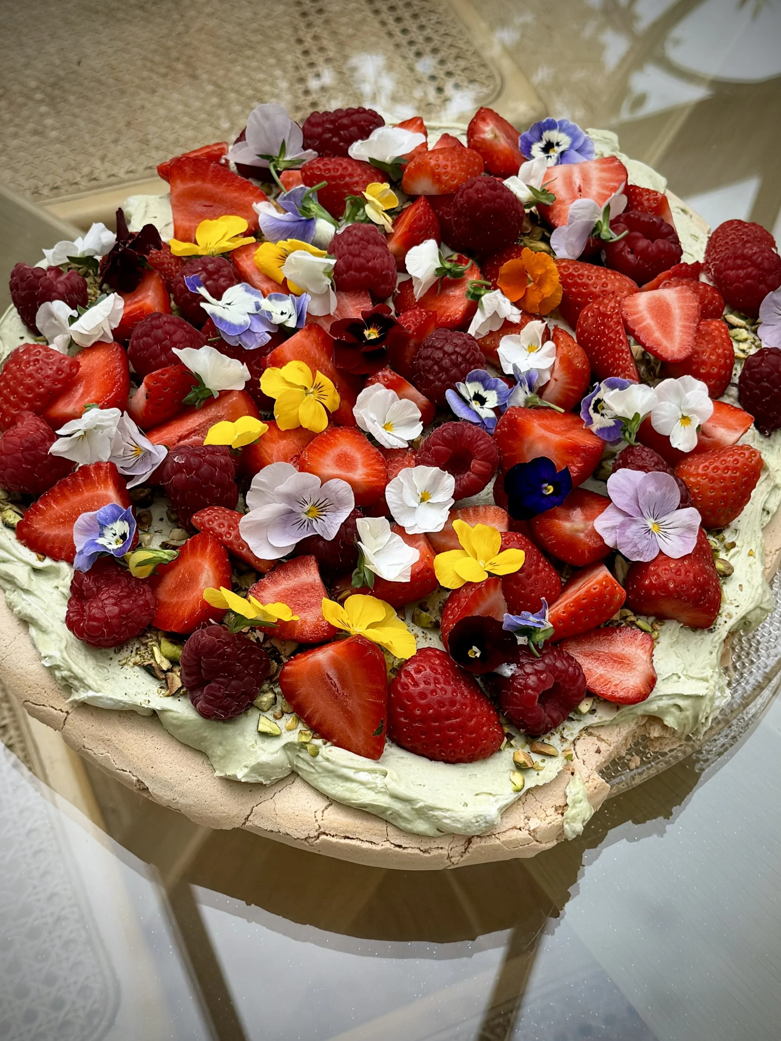 Pavlova with pistachio