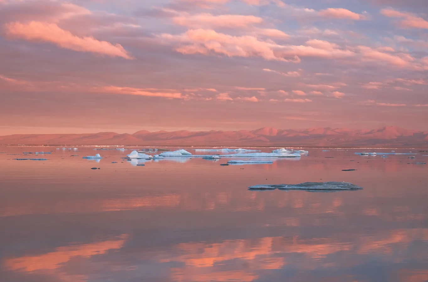 Ice in the midnight sun