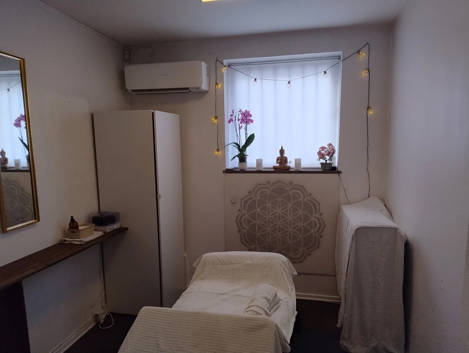 Behandlingsrum med massagebänk hos Malmö Medical Massage på Norra Skolgatan 19.