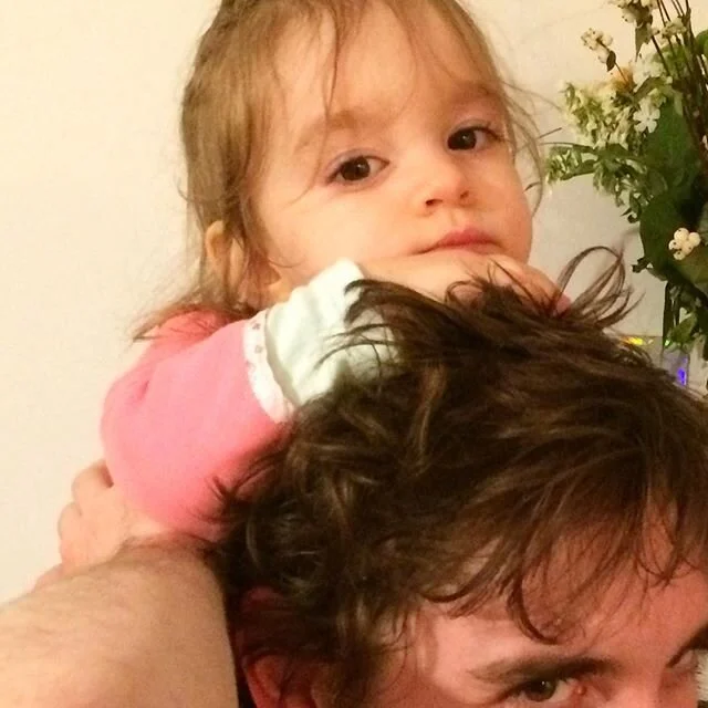 Quand la Chouquette s'endort sur les &eacute;paules de son papa... #papa #pereetfille #princesetchouquettes