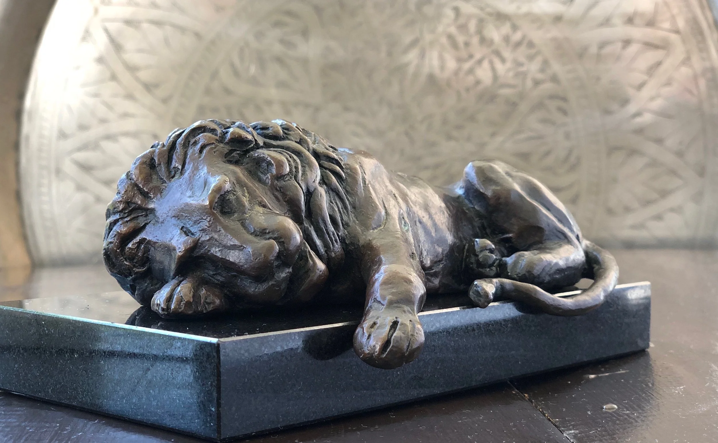 This lion is loose on it’s base, so it could also be draped over the edge of a table or desk. The tail and paw anchor it to the edge.