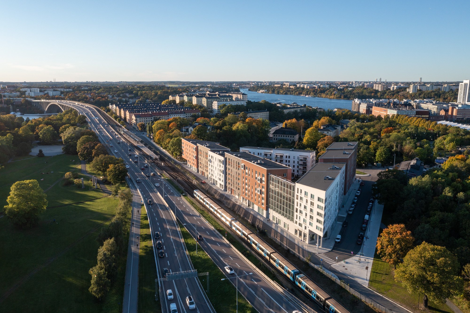 Drönarbild av Kristinebergs Slottspark över hela bostadskvarteret med tågspår och motorled