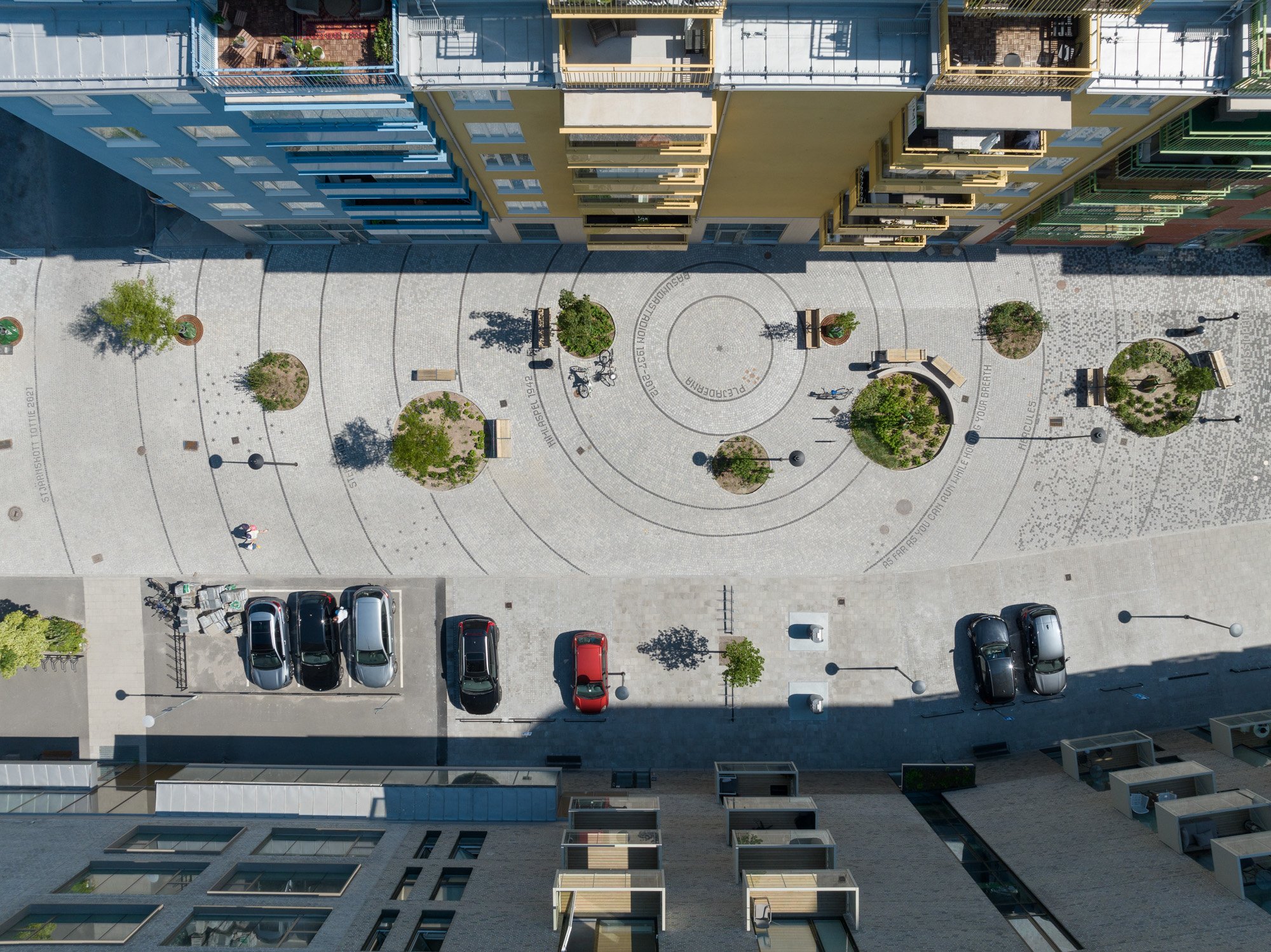 Lodbild över en passage i sommartid med träd och vacker landskapsarkitektur