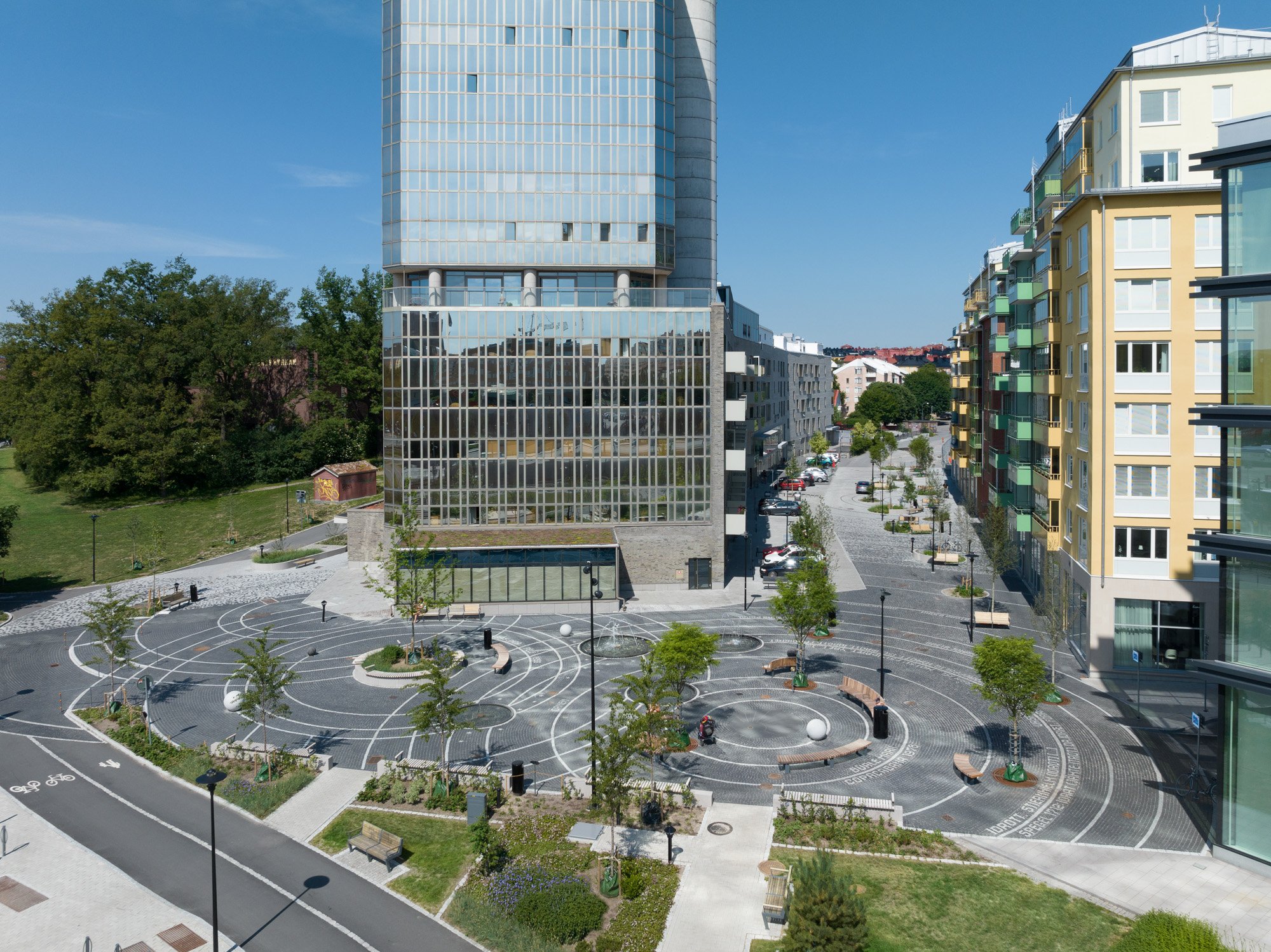 Drönarbild Kv Lagern med skyskrapa som fond och vackert torg i förgrunden