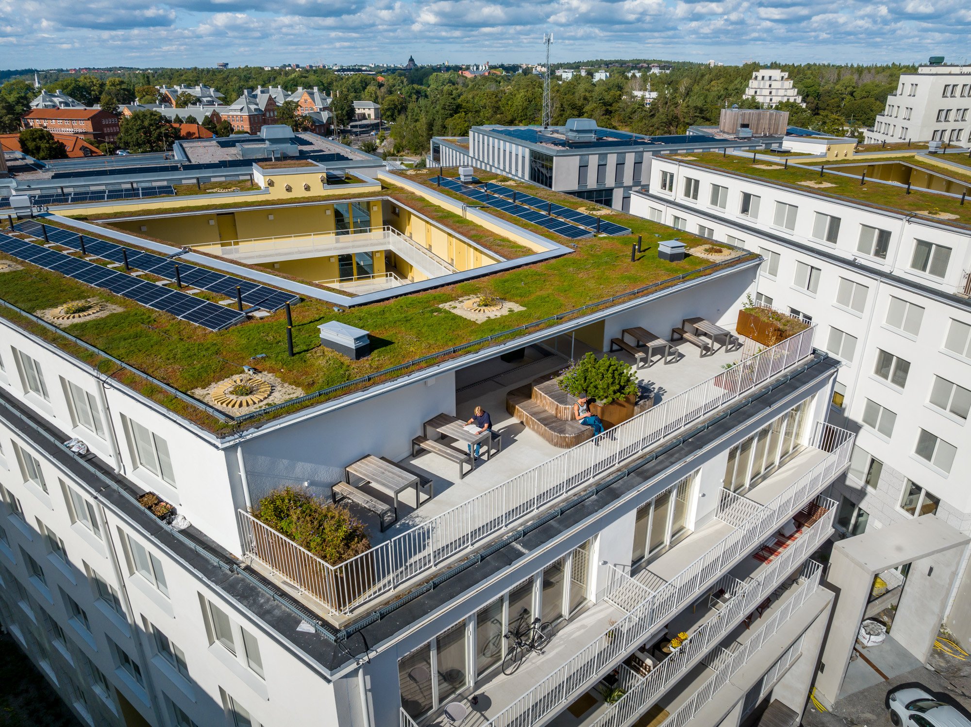 Vacker takterass i nya studenbostäderna i Albano en sommardag fotat från drönare