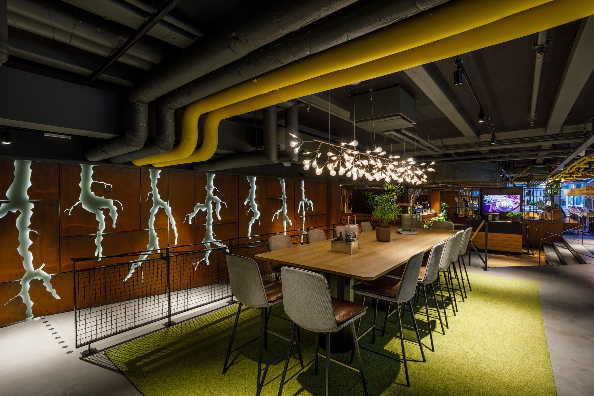 Häftig modern interiör med vacker ljusdesign med tema rötter i loungemiljö