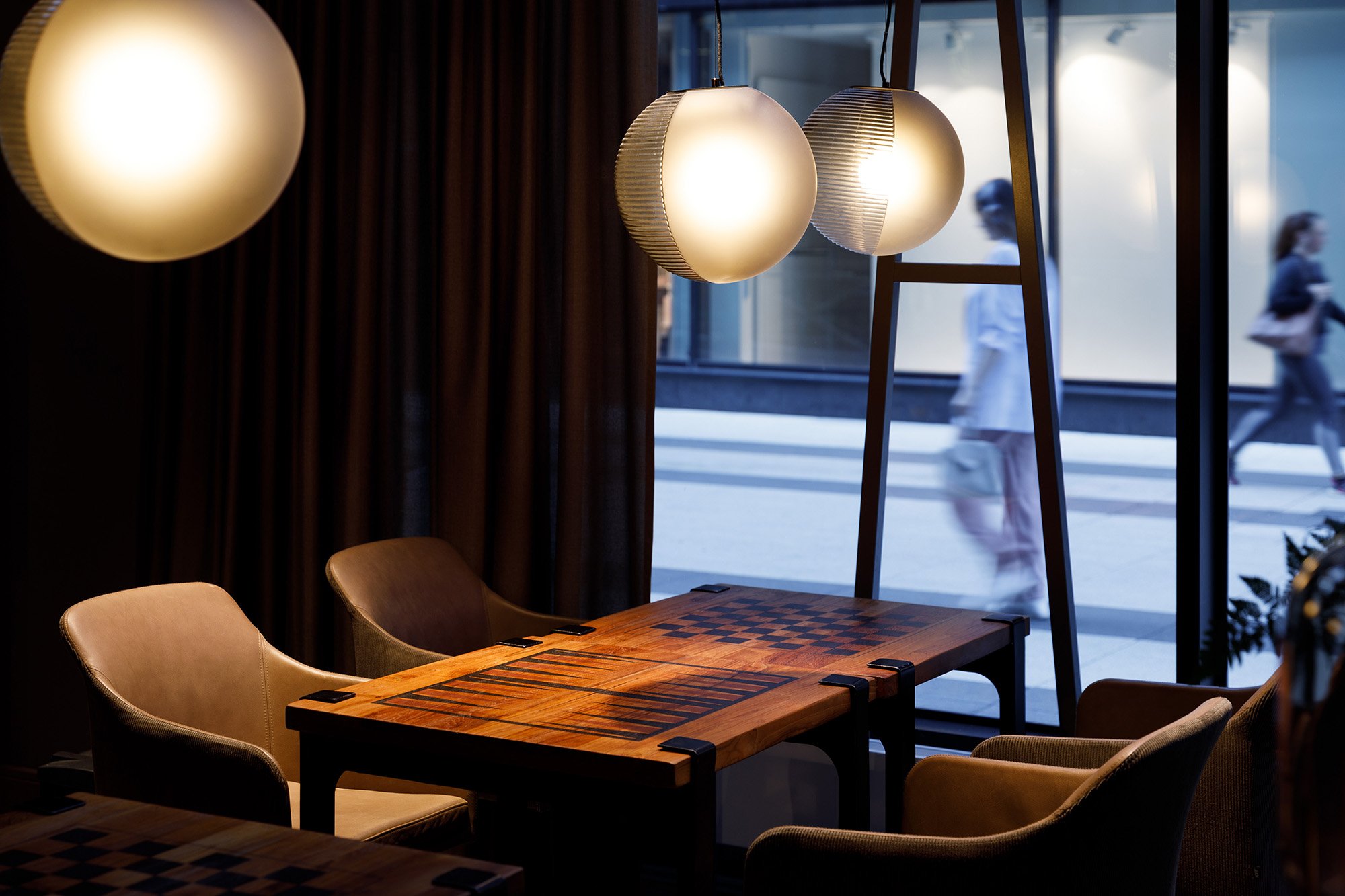 Vackert bord med brädspel med vacker ljusdesign med tema rötter i loungemiljö