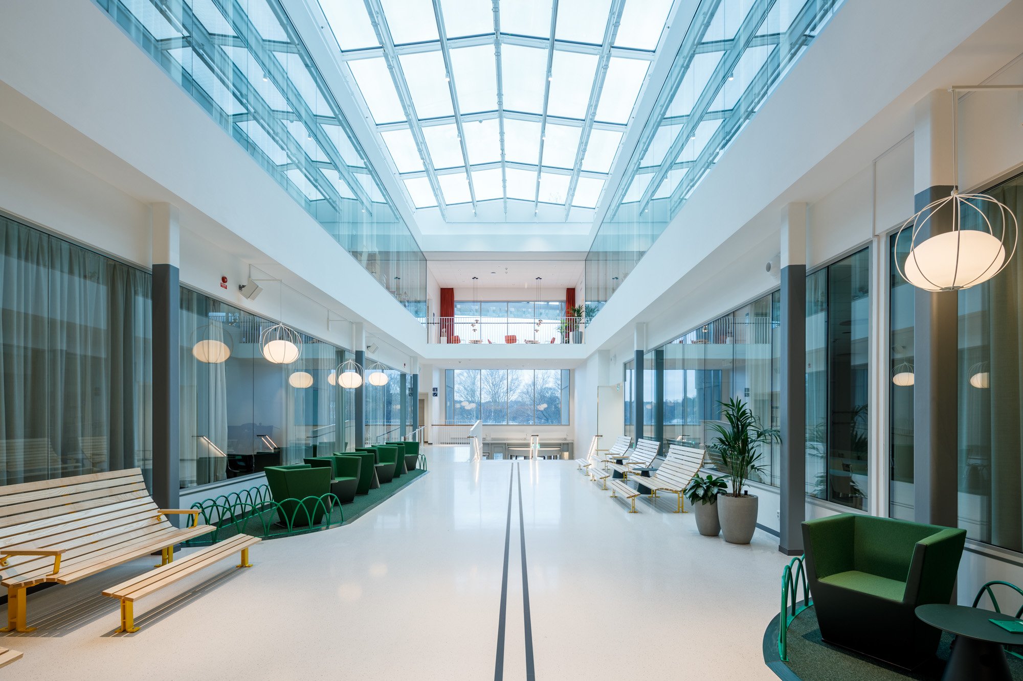 Campus Albano ljus luftig vacker interiör med glastak i centralpespektiv